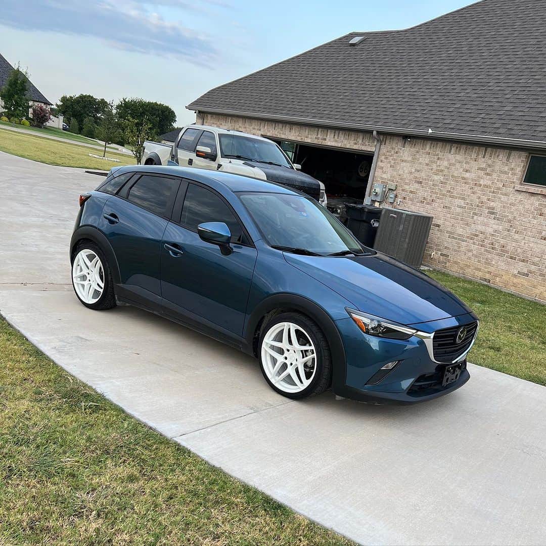 スティーブのインスタグラム：「Mama’s Mazda looking fresh lowered with her new @kanseiwheels ! What do you think? Thumbs up? Thank you @acacg for the help mounting and balancing and aligning. ママの車が随分カッコ良くなった‼️ちょっとだけシャコタンしてカンセイのホイールがピッタリ❣️ #kanseiwheels」