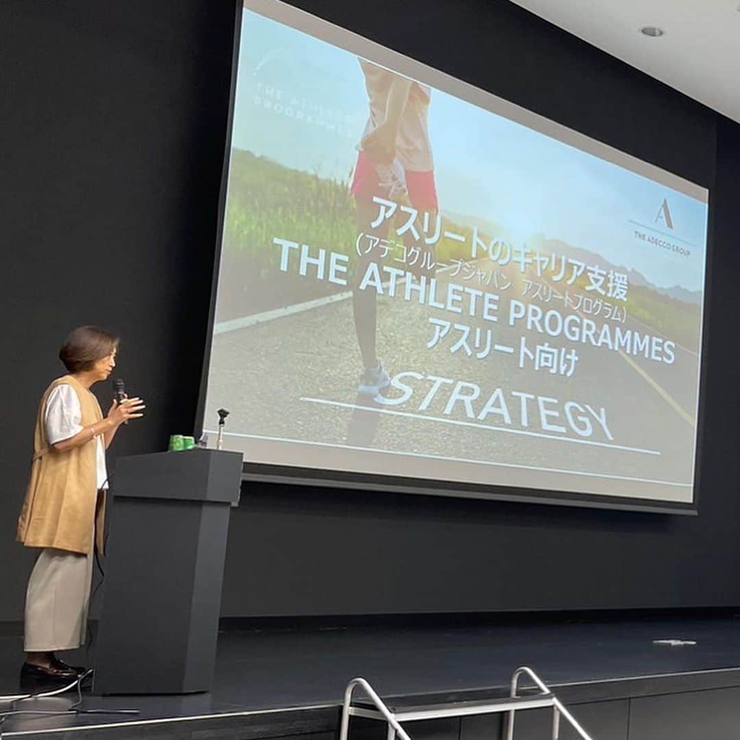 田中ウルヴェ京さんのインスタグラム写真 - (田中ウルヴェ京Instagram)「実業団の野球部の皆さんへ「アスリートキャリアとは何か」についての講義でした。  2005年から始まっているIOCでのアスリートキャリアプログラムをもとに、日本人トップアスリートのアスリートキャリア研究結果と事例に合わせて設計されたキャリアプログラムのご紹介でした。  自分にとってはとても楽しい学び多い時間でした。😊  プロ野球選手の方々の個人セッションはよくさせていただくことがありますが。  実業団チームのみなさんと「キャリアってなに？」「自分ならではの人生を考えるってどういうこと？」などのワークを一緒にできることは学びでした。  ちゃんとした服着て登壇したのにやっぱり暑くなって単なるTシャツになった後半の写真と共に。  #アスリートキャリア  #athletecareer  #sportpsychology」8月10日 9時59分 - miyako.tanaka.oulevey