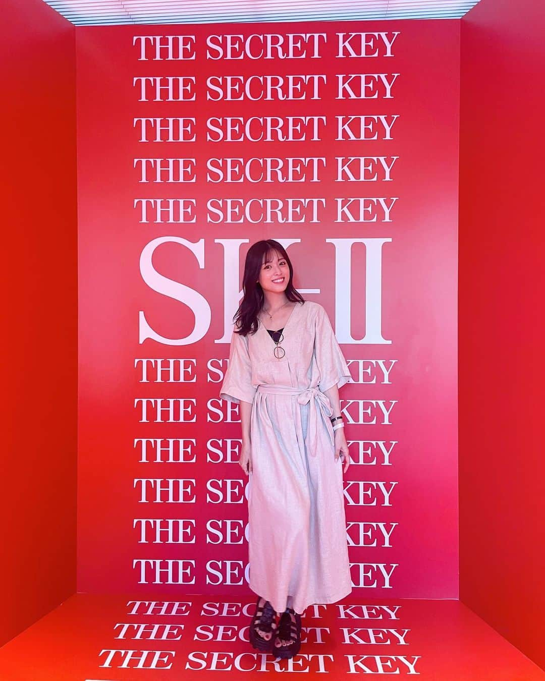 長谷川愛のインスタグラム：「MAQUIA ONLINEで「SK-II 1ヶ月チャレンジ」に参加させて頂きました✨   まずチャレンジ参加前に、肌測定器マジックスキャンで肌測定を行いました。そのときの測定結果は、嬉しい反面・もっと良いスコアを目指したい！と思いました。（その時の様子はマキアオンラインを見てね♪） そこから1ヶ月 SK-II ピテラ™エッセンスを毎日使用しました🤗   くすみや乾燥がとくに気になっていた私。口周りのゴワゴワ感や、夏特有の汗をかきすぎて開きがちだった毛穴も丸っと任せられるピテラ™エッセンスの頼もしさに感動しました。ピテラの香りが癒しにもなってきて、毎日使うことが1日の楽しみにもなっていました。   そして、ピテラ™チャレンジ後、20代を目標に頑張ってはいましたが、すごく不安になりながら測定した結果..なんと27歳！！！！！ めちゃくちゃびっくりしました✨   ピテラの良さを肌で実感しながら、こんなにうれしい結果も出て、何も伝えていない知り合いにも「お肌綺麗だね！」と言われることが増えて毎日のモチベーションも上がりました。   そして、先日「SK-II シークレットキーハウス」に参加させて頂きました。 体験型イベントということで1つ1つのブースで色んなお話が聞けたり、歴史や最新の研究などを聞くことができました。   日本には四季があり、季節によって肌が受ける影響は全然違う、そんな安定しない肌を50種類以上からなる唯一無二の成分、角質層奥深くまで浸透し色んな肌トラブルの元を整えクリアな肌を支えてくれるのがピテラエッセンスだということを知りました。   1か月チャレンジで知ったピテラ™の実力。この後使い続けるとどうなるんだろうとワクワクしましたし、10年後、20年後のお肌を見るのが今からとても楽しみです☺️💕   #SKII #ピテラ #SKIISecretKeyHouse #マジックスキャン #シークレットキー #1ヶ月チャレンジ #MAQUIA #pr」