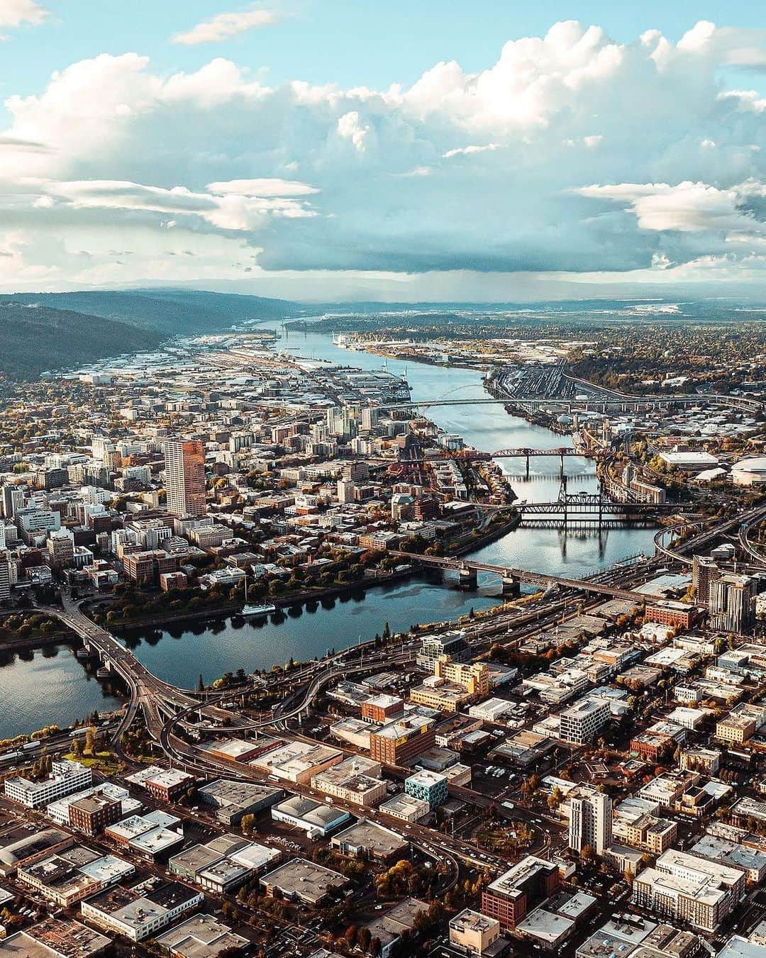 Portlandのインスタグラム：「Floating above, gazing down on the vibrant heart of Portland🌲🏙️ 📸 @ant_raguso_photography  #portland #pnw #oregon #portlandoregon #pacificnorthwest #travelportland」