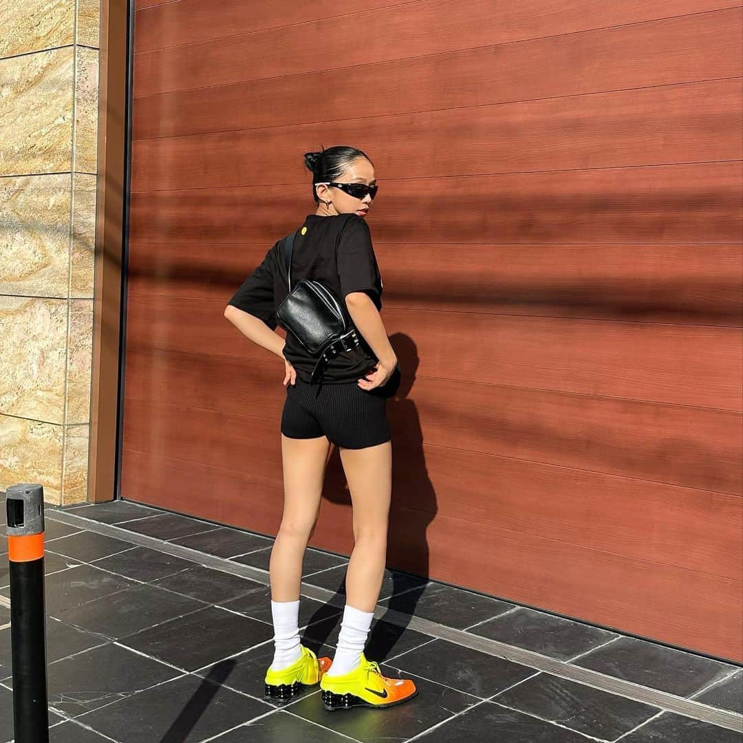 川本七海さんのインスタグラム写真 - (川本七海Instagram)「37℃🥵🥵🥵  tops @beedenofficial  shoes @nike @martine_rose  bag @bigotre_official」8月10日 9時54分 - namikawamoto