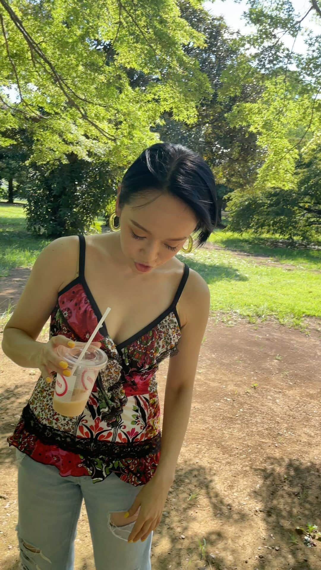 Soweluのインスタグラム：「夏の思いで🌻 この日スーパーうるとら暑すぎて 公園ほぼ人いなかった🌳😂  蚊に刺されないよう久しぶりに虫除けスプレー買ってつけまくったわ💨  最後クレヨンしんちゃんみたいw  しかし、この曲のイントロがツボ過ぎでマジ好きだわー🤘  🎥 @alisa_raw 💛  #newhairstyle  #summercut #foofighters  #lovethissong  #猛暑 #夏2023」