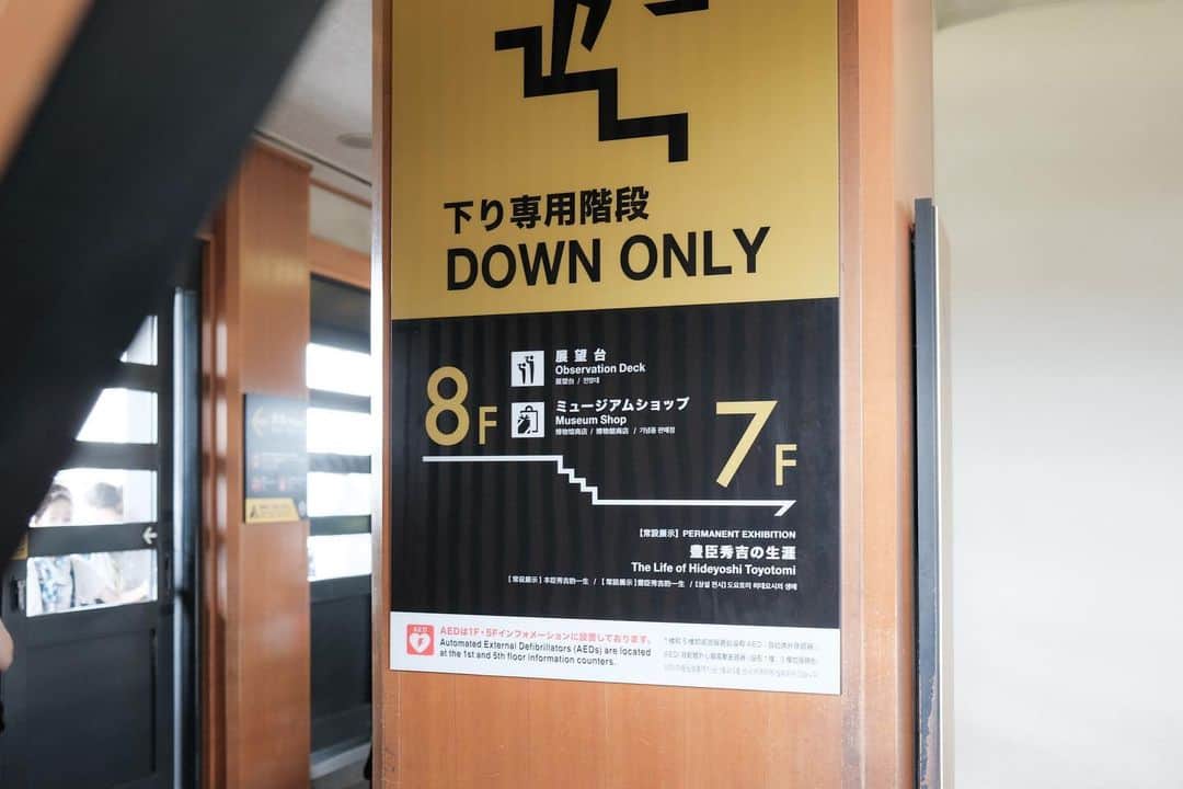 しょこさんのインスタグラム写真 - (しょこInstagram)「ㅤㅤㅤ 先日、長男と大阪城デートして来ました♡ ㅤㅤㅤ 中2の長男が誘ってくれてウキウキ！ ただ普段外に出ない私はたくさん歩いて たくさん階段を登って疲れ果てました笑 (大阪城はエレベーターを使いましょう！) ㅤㅤㅤ ㅤㅤㅤ この写真はmiroom(ミルーム)という オンラインで色々な習い事ができるサービスで スナップ写真講座を受講して撮った写真です📷 @miroom_official   元々写真のアカでフォローさせてもらっていた @kamo_san2 さんが講師をされていて とても楽しみながらレッスンを受けられました！  私の今後の課題は光を見つけること🔍 光を見つけるのが下手でのっぺりした写真になる。 いつもの風景に光を探して歩いてみようと思います！  ▷写真アカ @405snap  ㅤㅤㅤ  他にも手帳の書き方やイラストの描き方、 手芸やキャンドル、料理やヨガなどもあり 他の講座も受けてみたいと思ってます✧ ㅤㅤㅤ ㅤㅤㅤ #miroom #ミルーム #オンラインレッスン #オンライン習い事 #x100v #スナップ写真 #ファインダー越しの私の世界」8月10日 9時56分 - sho.ko_ie