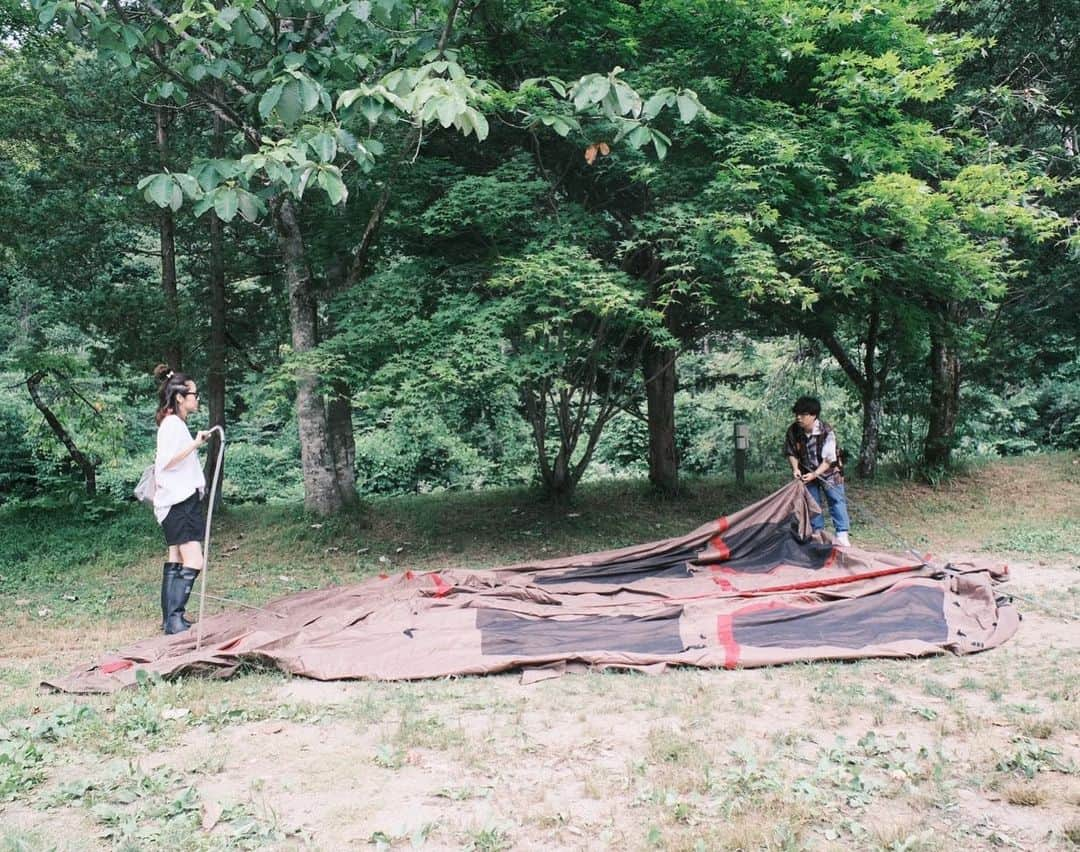 浜野謙太のインスタグラム：「テント立てるのスムーズになってきた！ 順序把握できてたのをちょっと妻に褒められた。やった！✊ 今回のキャンプの勝因だと。  #くるみ温泉＆キャンプ #テント #ランドロック #妻」