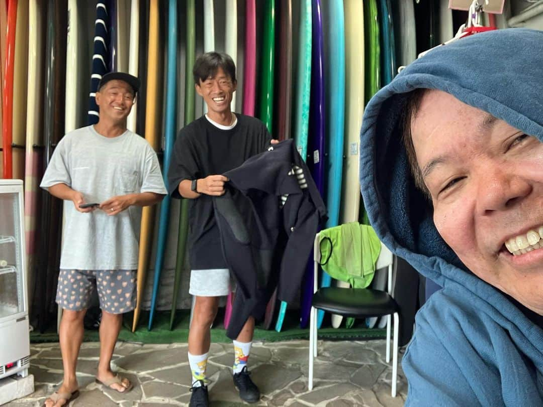 ほんこんさんのインスタグラム写真 - (ほんこんInstagram)「今日の波🌊 セット腹胸肩 後は、俺を小馬鹿にするスタッフ #コーストライン #スタッフ #サーフショップ #ロングボード #ロングボードサーフィン  #サーフィン #鵠沼海岸サーフィン  #ほんこん #ねずみ男」8月10日 9時57分 - hongkong2015_4_9