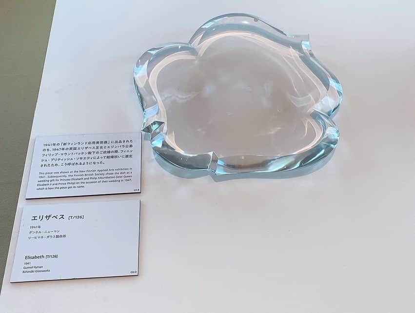 佃井皆美さんのインスタグラム写真 - (佃井皆美Instagram)「先日、 東京都庭園美術館へ行ってきました。 只今フィンランドのグラスアート展が開催中なのです。 ここ行って、ガラス素材にハマりました😝 ずっと眺めてたいと思うほど、全部めっちゃ綺麗でした✨✨ ガラス細工、いつかやってみたい！  #フィンランド  #グラスアート  #ガラス #美術館」8月10日 9時58分 - minamitsukui
