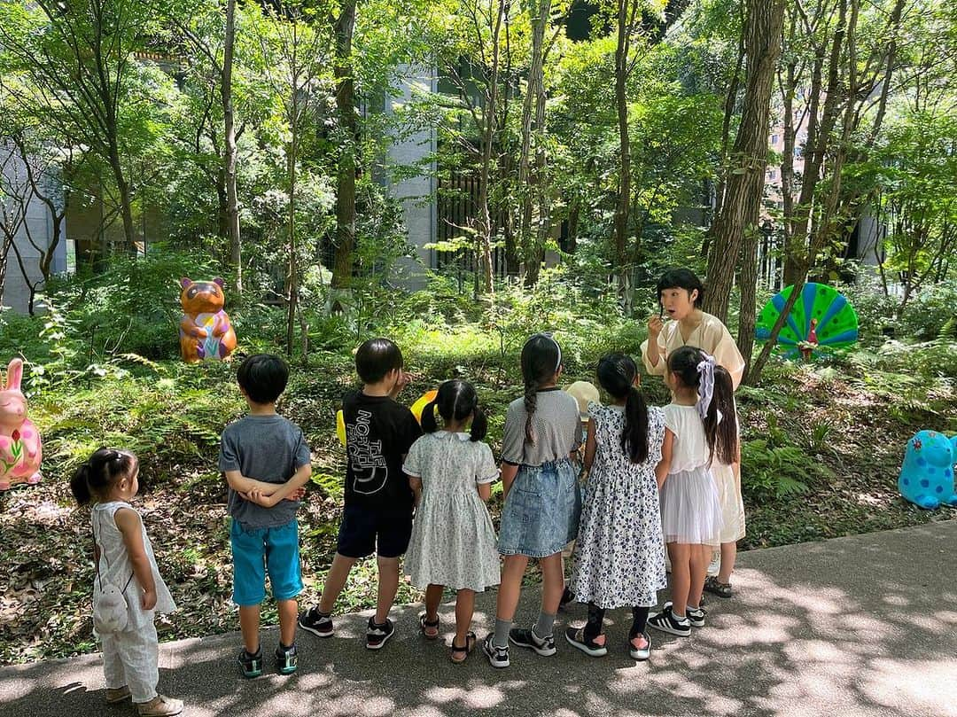 大宮エリーさんのインスタグラム写真 - (大宮エリーInstagram)「#アマン東京 に併設のザ・カフェbyアマン☕️にて、 子どものためのワークショップ「We Love Forest」を開催しました！  第二部の子どもたちの様子をお届けします🖼  ーーーーーーーーー 「We Love Forest」をテーマとしたアートオブジェを展覧中！ 夏休みにぜひお越しください🌞  期間：2023 年 8 月 2 日(水)〜31 日(木) 場所:「大手町の森(1F)」 東京都千代田区大手町1丁目5－6 🚃東京メトロ「大手町駅」より徒歩5分 ーーーーーーーーー  #amantokyo  #art #大手町の森 #forest #weloveforest #creative #ellieomiya #大宮エリー」8月10日 9時58分 - ellie_omiya