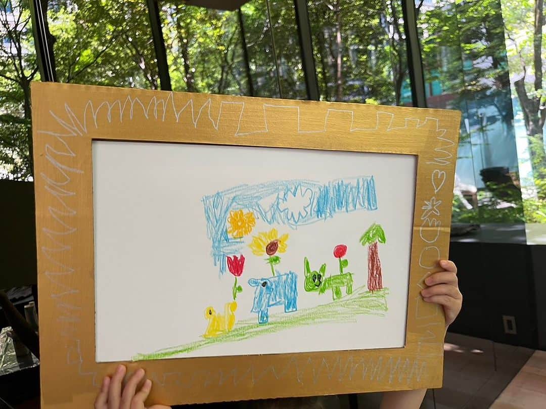 大宮エリーさんのインスタグラム写真 - (大宮エリーInstagram)「#アマン東京 に併設のザ・カフェbyアマン☕️にて、 子どものためのワークショップ「We Love Forest」を開催しました！  第二部の子どもたちの様子をお届けします🖼  ーーーーーーーーー 「We Love Forest」をテーマとしたアートオブジェを展覧中！ 夏休みにぜひお越しください🌞  期間：2023 年 8 月 2 日(水)〜31 日(木) 場所:「大手町の森(1F)」 東京都千代田区大手町1丁目5－6 🚃東京メトロ「大手町駅」より徒歩5分 ーーーーーーーーー  #amantokyo  #art #大手町の森 #forest #weloveforest #creative #ellieomiya #大宮エリー」8月10日 9時58分 - ellie_omiya