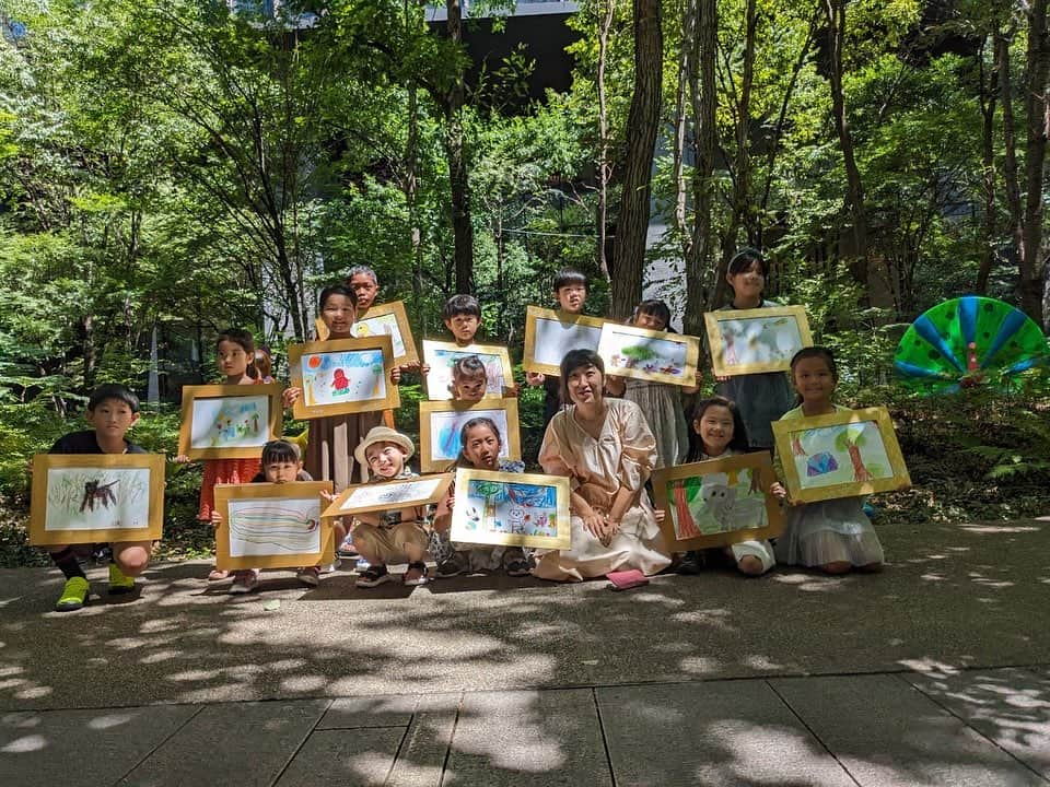 大宮エリーさんのインスタグラム写真 - (大宮エリーInstagram)「#アマン東京 に併設のザ・カフェbyアマン☕️にて、 子どものためのワークショップ「We Love Forest」を開催しました！  第二部の子どもたちの様子をお届けします🖼  ーーーーーーーーー 「We Love Forest」をテーマとしたアートオブジェを展覧中！ 夏休みにぜひお越しください🌞  期間：2023 年 8 月 2 日(水)〜31 日(木) 場所:「大手町の森(1F)」 東京都千代田区大手町1丁目5－6 🚃東京メトロ「大手町駅」より徒歩5分 ーーーーーーーーー  #amantokyo  #art #大手町の森 #forest #weloveforest #creative #ellieomiya #大宮エリー」8月10日 9時58分 - ellie_omiya