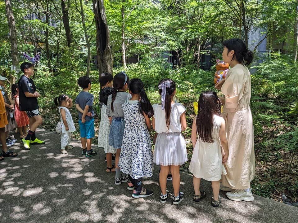 大宮エリーさんのインスタグラム写真 - (大宮エリーInstagram)「#アマン東京 に併設のザ・カフェbyアマン☕️にて、 子どものためのワークショップ「We Love Forest」を開催しました！  第二部の子どもたちの様子をお届けします🖼  ーーーーーーーーー 「We Love Forest」をテーマとしたアートオブジェを展覧中！ 夏休みにぜひお越しください🌞  期間：2023 年 8 月 2 日(水)〜31 日(木) 場所:「大手町の森(1F)」 東京都千代田区大手町1丁目5－6 🚃東京メトロ「大手町駅」より徒歩5分 ーーーーーーーーー  #amantokyo  #art #大手町の森 #forest #weloveforest #creative #ellieomiya #大宮エリー」8月10日 9時58分 - ellie_omiya