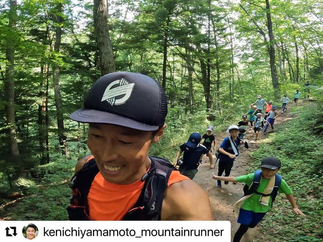浅利そのみのインスタグラム：「いよいよ、明日です！ 声の調子を整えて向かいます！  #Repost @kenichiyamamoto_mountainrunner with @use.repost ・・・ 【ヤマケンカップ2023お知らせ】 年に一度の、サンライズヒルホサカトレイルランニングコースのメンテナンスが無事に終了しました。 ご協力いただいた皆様、暑い中、本当にありがとうございました。少しずつみんなで走りやすいコースを作っていけたらと思います。引き続きご協力よろしくお願いします🙇‍♀️  さてさて、来る8月11日はヤマケンカップです。天候も予報では大丈夫かなというところです。 エントリーいただいた皆さん、ゲストランナーの皆さん、ありがとうございます。当日はよろしくお願いいたします。  いくつかインフォメーションです。 開会式が8:00です。受付をその前にお済ませ下さい。（受付は7:00ころオープン）駐車場は穂坂小学校となります。徒歩14分ほどかかりますので、時間に余裕を持ってご来場ください。 昨日のニュースで、中央道下りは朝4時から渋滞始まる予想と言っていました。怖いです、、、。 受付ではゼッケンや参加賞など配布します。 ※計測の関係上、ゼッケンは正面によく見えるようにつけて下さい。  レースは午前ですが、暑くなりますので、各自で水分、塩分をお持ちください。 また気の根っこなどありますので、足首に捻挫予防テーピングなどおすすめします。貴重品は各自で管理お願いします。  レースが終わると、歓談タイムです。ワクワクキッチンが5店舗来てくれます。 天ざる、スイーツ、ジェラート、サンドイッチ、地元フード、ドリンク各種などなど。どうぞ、ご利用ください！小銭があると便利です。 無料冷水シャワーもあります。更衣室も作ってもらいましたので、お着替えできます。ビーサンとかあると快適ですね。 男女別の更衣室、休憩室がありますのでご自由にどうぞ。靴は脱いでください。その中にアロママッサージコーナーもありますので、シャワーを浴びてサッパリしてリラックスしちゃって下さい。メニューは特別ショートバージョンです。こちらはベッド2台なので早い者勝ちです。 それから、お隣のマルス穂坂ワイナリー様より、ワインとブドウジュースの試飲コーナー（無料）がありますので、こちらもご利用いただき、ぜひお土産に！！穂坂小とは逆サイドですが、車でまた戻ってワイナリー寄って行って下さい！！かっこいいワイナリーです。韮崎のワインもたくさんあります。 アウトドア用品の販売もあります。テーピング、サプリメント、ウエア、忘れても揃います。靴の販売は予定していないので、忘れないでください。 最後に、「極限力」という本がある方はサインペンと共にお持ちください。少しサインたまると思います。  以上長くなりましたが、気をつけてお越しください！  #ヤマケンカップ2023 #ヤマケンカップ #韮崎市 #穂坂自然公園トレイルランニングコース   @fullmarks_official @houdinisportswear_japan #fullmarks #aandf #ultraspire #NWPL #newhale #highclear #hungerknockoriginals #houdinisportswear #brisamarina #vespasportsupplement #yamatune   #いいのクリニック #イロハクラフト #エルク #旭陽電気 #ふくもと歯科医院 #窓の匠 #山梨中央銀行 #有限会社天女山 #矢口電気  #昼下がりのジョニー #ハニーアクションエナジー  #salomon  #アメアスポーツ #イエティジェラート」
