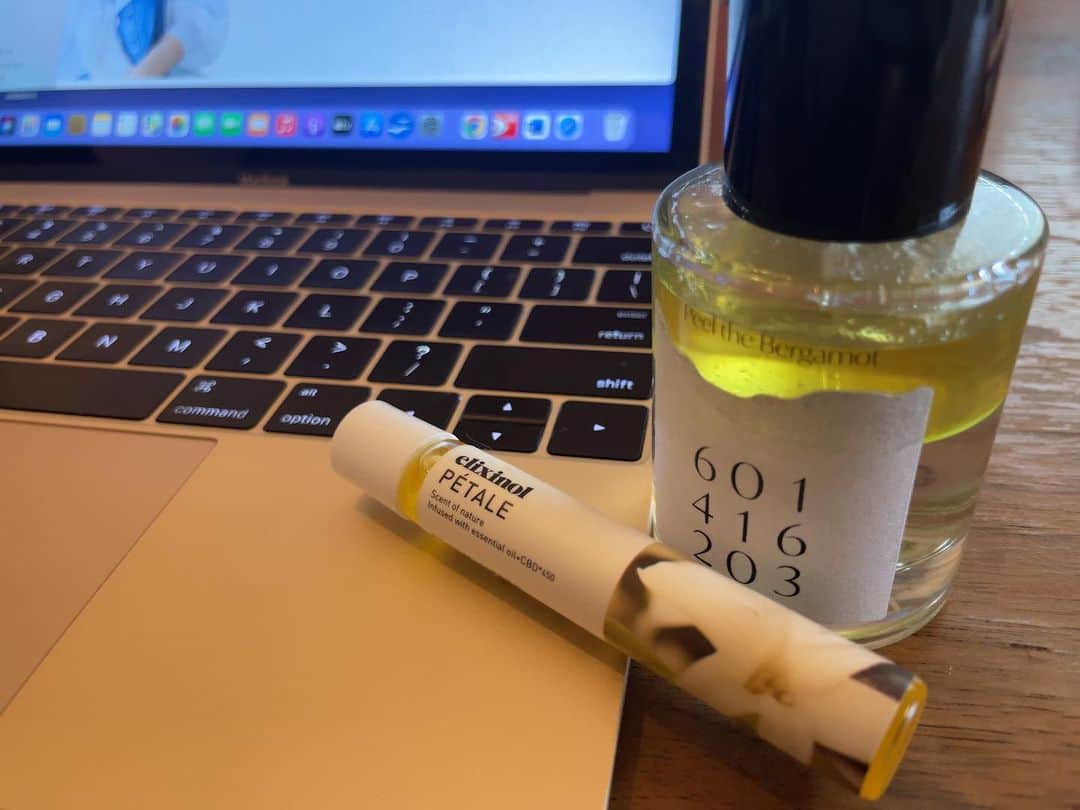 のインスタグラム：「. 今月号のコラム書いてます。  今日の香りはお花をベースにウッディフローラルな気分  モタッとしないのが好み🫶🌼」