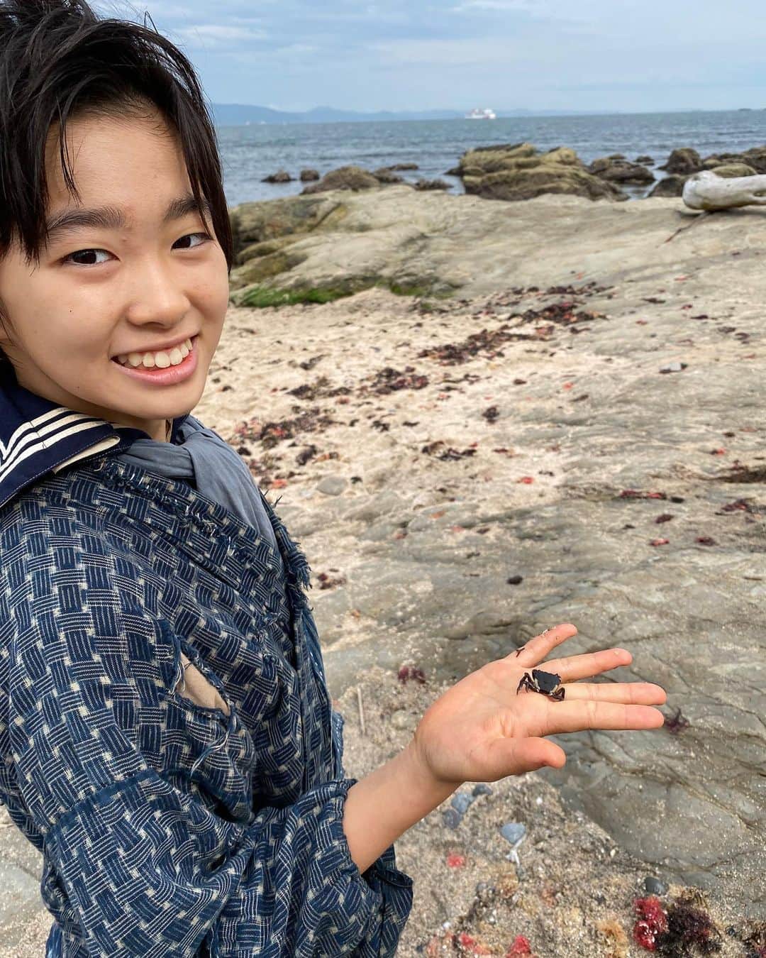 村山輝星のインスタグラム：「📣 本日放送！！！！！  坂井凪子役で出演いたします、 NHK 特集ドラマ「軍港の子〜よこすかクリーニング1946〜」 いよいよ放送日となりました！！！  2023年8月10日(木)22:00~  是非チェックお願いいたします📺  📸 休憩中はずっと何かを探していた様子 👀  #村山輝星 #劇団東俳 #Tプロジェクト #軍港の子 #よこすかクリーニング1946 #オフショット」