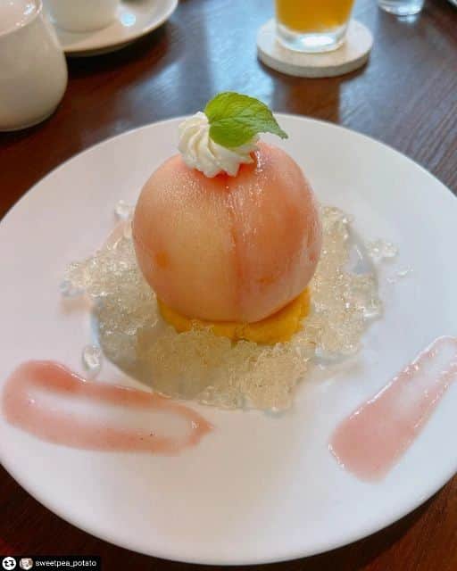 兵庫県のインスタグラム：「兵庫県公式インスタグラム『love_hyogo』です。  love_hyogoでは皆さんが #lovehyogo のハッシュタグを付けて投稿していただいた写真を紹介させていただきます。  本日のピックアップは  @sweetpea_potato さんのお写真です👑 ハッシュタグをつけての投稿ありがとうございます🙏  こちらは、有馬にあるカフェでのお写真です📷✨  見た目からして、もう美味しそうですね～🍑😁🍑 ナイフとフォークで、上品に頂きたい。。。🍴 その名も『まるごと桃🍑』  各地から厳選した極上の桃の中に、まろやかなカスタードクリーム🍨 そして、土台にはパティシエ自慢のロールケーキ🎂  市場から届く桃を、毎日ひとつひとつ検品して、一番美味しいタイミングまで追熟🍑 まさに、シンプルな桃の美味しさを堪能するスイーツですね～😍🎶  この時期になると、甘～い香りが広がる桃の部屋が誕生するのだそう!!  そこで、スタッフのみなさんが、幸せ～な気持ちになりながら、『まるごと桃🍑』を作ってらっしゃるそうですよ😉🍑   兵庫にまつわる投稿は#lovehyogo のハッシュタグをお願いします👈  This is "love_hyogo", the official Instagram of Hyogo Prefecture. We will introduce photos posted by you with the hashtag #lovehyogo on love_hyogo.  Today's pick is a photo by @sweetpea_potato Thank you for posting with the hashtag!  Please use the hashtag #lovehyogo for Hyogo related posts!  #兵庫県#兵庫#hyogo #lovehyogo#love_hyogo #japan #photooftheday #followme #instagood #photography #picooftheday #エレモンターニュ  #elleetmontagne #兵庫カフェ  #有馬カフェ  #桃スイーツ #桃活#まるごと桃 #フォトジェニック #自慢したい兵庫の景色」