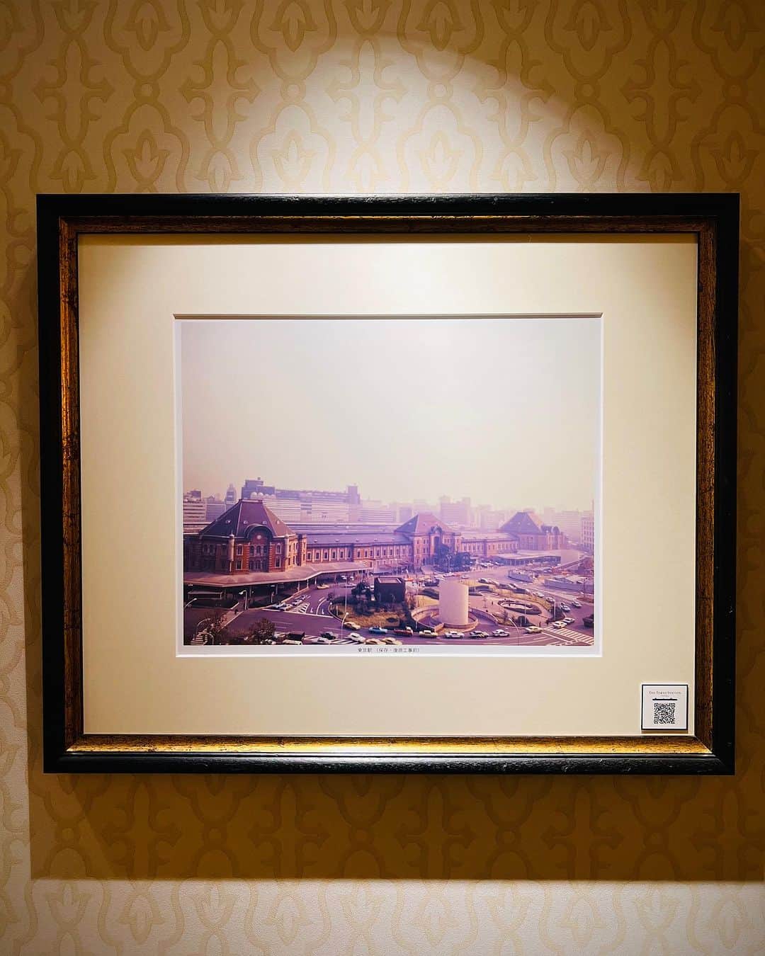 東京ステーションホテルTokyo Station Hotelさんのインスタグラム写真 - (東京ステーションホテルTokyo Station HotelInstagram)「𝔼𝕩𝕡𝕝𝕠𝕣𝕚𝕟𝕘 𝕥𝕙𝕖 𝕙𝕠𝕥𝕖𝕝 100年以上前の赤レンガや復原されたドームレリーフを間近に眺めながら、歴史の一端にふれてみる…随所にあるアートワークにあるQRコードをスマホで読み込むと音声ガイドが聴ける美術館のような体験はこのホテルならではの過ごし方。ふらっと館内散歩も、東京ステーションホテルでの滞在の楽しみです。 ⁡ Feel the history of the Tokyo Station hotel as you walk past this wall made of bricks more than one hundred years old and our marvel at our  meticulously restored Tokyo Station domes.  Our hallways are a historic gallery of art of Tokyo Station. Scan the QR code next to each artwork with your phone to learn more about each one. Exploring the hotel is a fun walk through history!  宿泊については @tokyostationhotel のプロフィールにあるリンクマークのURLをクリックしてご覧ください。 ————————————————————— @tokyostationhotel @forbestravelguide @smallluxuryhotels @smallluxuryhotels_jp @tokyostationcity @kiwicollection #carewhereyoustay #travelselect #weareinternova #tokyostation #tokyostationhotel #tokyotravel #tokyotrip #tokyohotel #japantravel #japanhotel #history #東京ステーションホテル #東京駅 #東京駅舎 #丸の内 #丸の内駅舎 #東京ホテル #ホカンス #ホテル巡り #赤レンガ #音声ガイド #滞在 #ふらっと」8月10日 10時34分 - tokyostationhotel