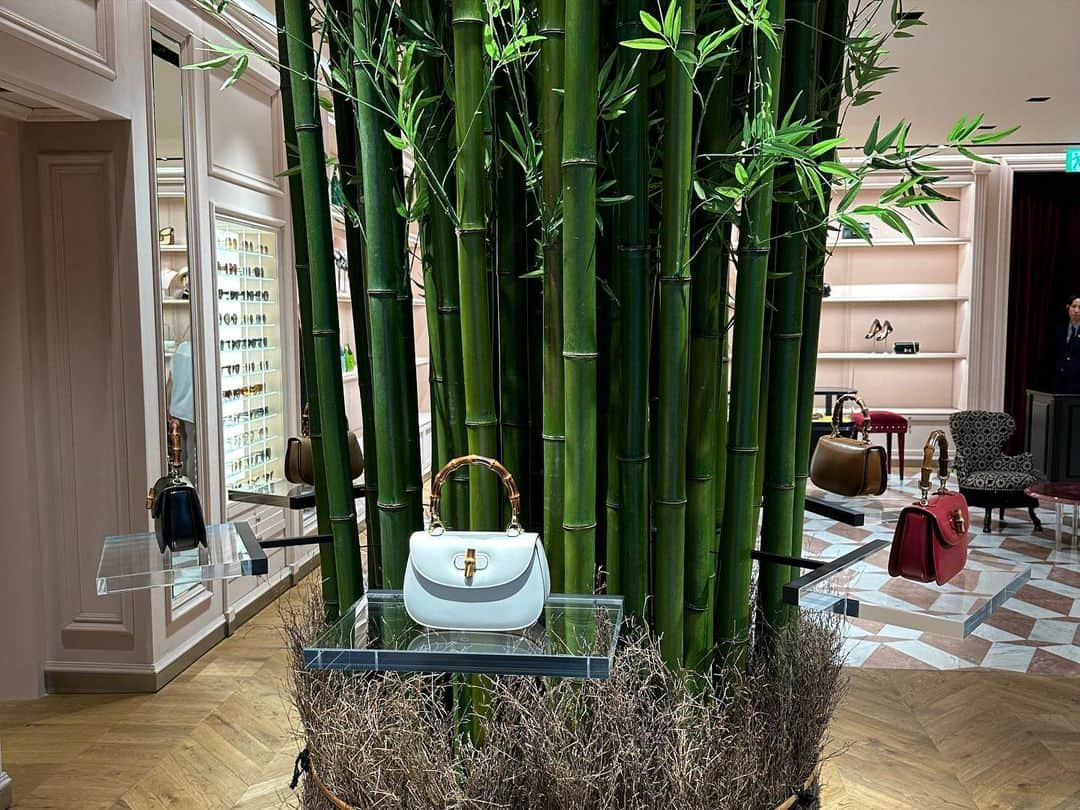 Fashion Headlineのインスタグラム：「グッチが表参道を舞台にバンブーバッグをフィーチャーした体験型イベント「GUCCI BAMBOO SUMMER」を開催  https://www.fashion-headline.com/article/272383  #GucciBambooSummer #GucciBamboo1947 #GucciOsteria」