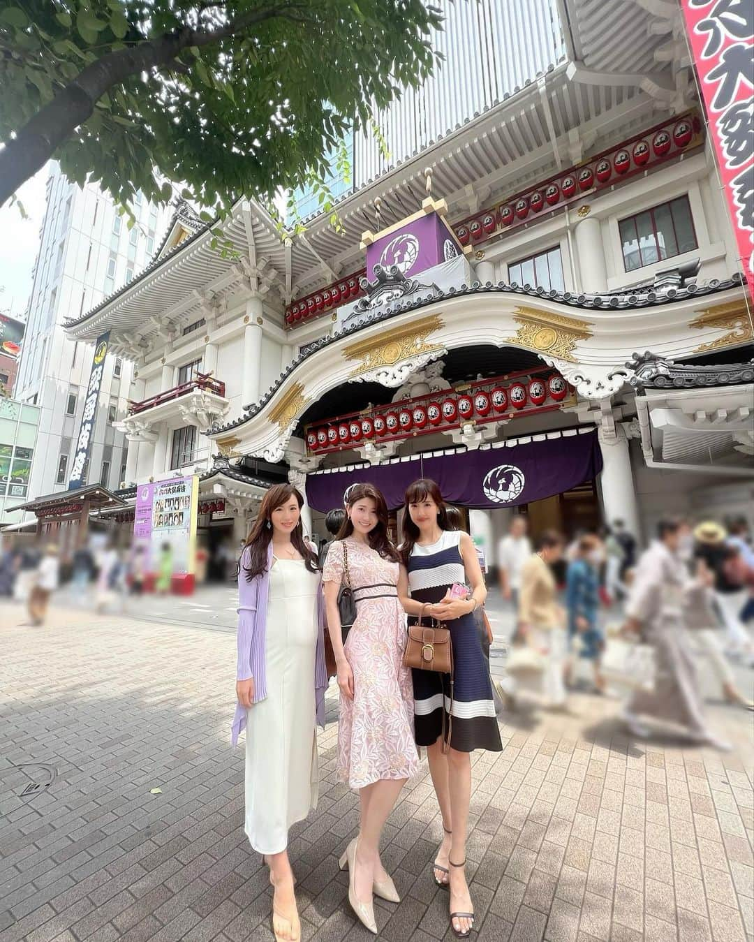 谷中麻里衣さんのインスタグラム写真 - (谷中麻里衣Instagram)「Traditional Kabuki theatre ☺️  六月大歌舞伎へ🌸 ◆傾城反魂香（けいせいはんごんこう） 夫婦の絆で奇跡を起こすお話とのことでしたが、見ていてイライラ！笑 中車さん演じる絵師の又平が功績もないのに名誉をくださいと師匠にお願いし断られ、弟弟子の手柄をとろうとして失敗して、ずっと支えてくれた妻にやつあたりDVをし、あげく心中する準備まで。。 でも絵から虎が出てきたり、美しい米吉さんに出会えたりで、楽しめました☺️ ◆ 児雷也（じらいや） 巨大ガマガエルと戦うアクションやだんまりが面白かったです✨ ◆扇獅子（おうぎじし） 獅子たちの華やかな舞のおかげで明るい気持ちに❤️  終演後は久しぶりにアフタヌーンティーへ✨ ピーターラビットがテーマで可愛すぎました🥰  #歌舞伎#麻里衣歌舞伎#マタニティコーデ#アフタヌーンティー#babybump」8月10日 10時44分 - marieyanaka