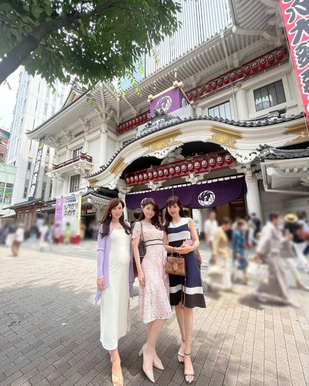 谷中麻里衣のインスタグラム：「Traditional Kabuki theatre ☺️  六月大歌舞伎へ🌸 ◆傾城反魂香（けいせいはんごんこう） 夫婦の絆で奇跡を起こすお話とのことでしたが、見ていてイライラ！笑 中車さん演じる絵師の又平が功績もないのに名誉をくださいと師匠にお願いし断られ、弟弟子の手柄をとろうとして失敗して、ずっと支えてくれた妻にやつあたりDVをし、あげく心中する準備まで。。 でも絵から虎が出てきたり、美しい米吉さんに出会えたりで、楽しめました☺️ ◆ 児雷也（じらいや） 巨大ガマガエルと戦うアクションやだんまりが面白かったです✨ ◆扇獅子（おうぎじし） 獅子たちの華やかな舞のおかげで明るい気持ちに❤️  終演後は久しぶりにアフタヌーンティーへ✨ ピーターラビットがテーマで可愛すぎました🥰  #歌舞伎#麻里衣歌舞伎#マタニティコーデ#アフタヌーンティー#babybump」