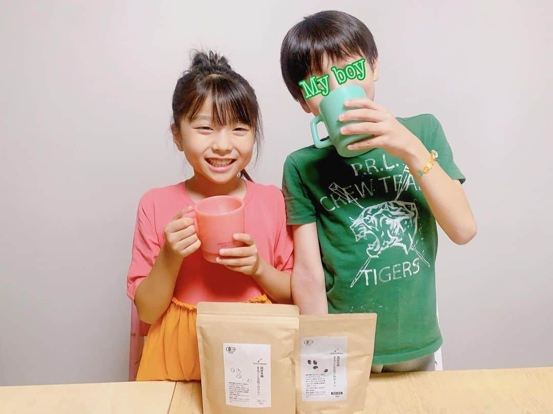 高橋まりなさんのインスタグラム写真 - (高橋まりなInstagram)「. 毎朝飲んでる【国産有機まるごと 大豆プロテイン】🥛 子ども達は冷凍バナナと牛乳で割るのがお気に入り🍌 . 遺伝子組み換えの心配がない、国産の有機大豆がベースのプロテイン✨ グルテンフリー、乳卵フリー、動物性原料フリー🎵 . https://quantobasta-kitchen.store/ 6月1日に公式サイトがオープンしました😊 初回限定10％offクーポン→QK0630C . . . #国産有機まるごと大豆プロテイン#クアントバスタキッチン#quantobastakitchen#クアントバスタ株式会社#オーガニックプロテイン#国産#3きょうだい#バナナジュース#ソイプロテイン#プロテイン」8月10日 10時39分 - marina._.takahashi