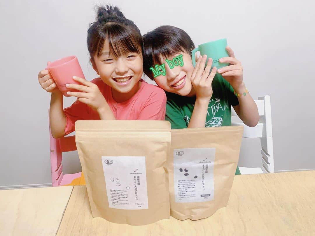 高橋まりなのインスタグラム：「. 毎朝飲んでる【国産有機まるごと 大豆プロテイン】🥛 子ども達は冷凍バナナと牛乳で割るのがお気に入り🍌 . 遺伝子組み換えの心配がない、国産の有機大豆がベースのプロテイン✨ グルテンフリー、乳卵フリー、動物性原料フリー🎵 . https://quantobasta-kitchen.store/ 6月1日に公式サイトがオープンしました😊 初回限定10％offクーポン→QK0630C . . . #国産有機まるごと大豆プロテイン#クアントバスタキッチン#quantobastakitchen#クアントバスタ株式会社#オーガニックプロテイン#国産#3きょうだい#バナナジュース#ソイプロテイン#プロテイン」