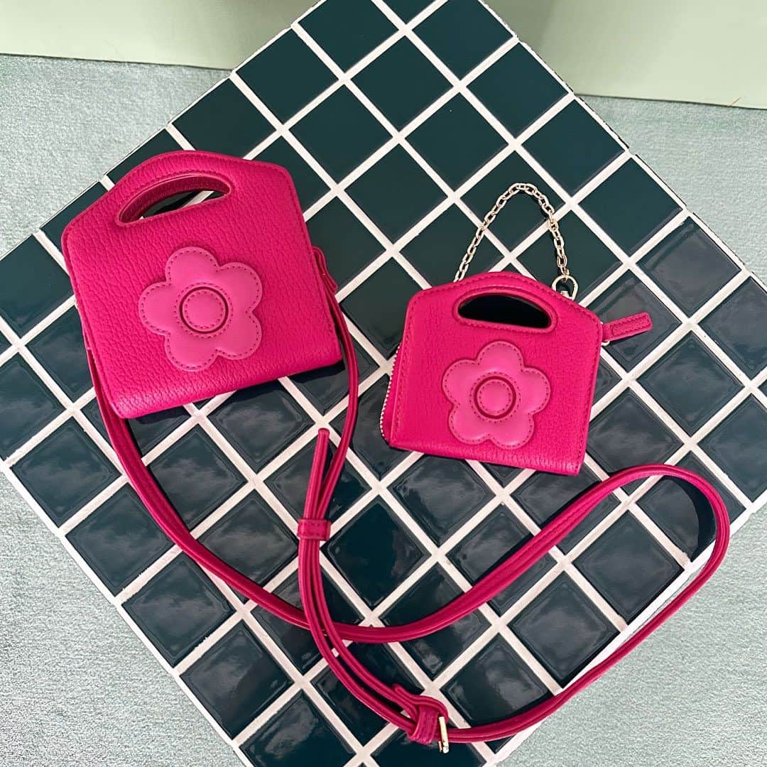 MARY QUANT officialのインスタグラム：「- #ハンドル付２WAYショルダーウォレット #ハンドル付２WAYマルチケース - ほかに、スマホも入るサイズ感のショルダーパースも！ - #MARYQUANT #2023AUTUMN #NEWITEMS #FASHION - #マリークヮント #ウォレット #財布 #お財布 #ショルダーウォレット #マルチケース #キーケース」