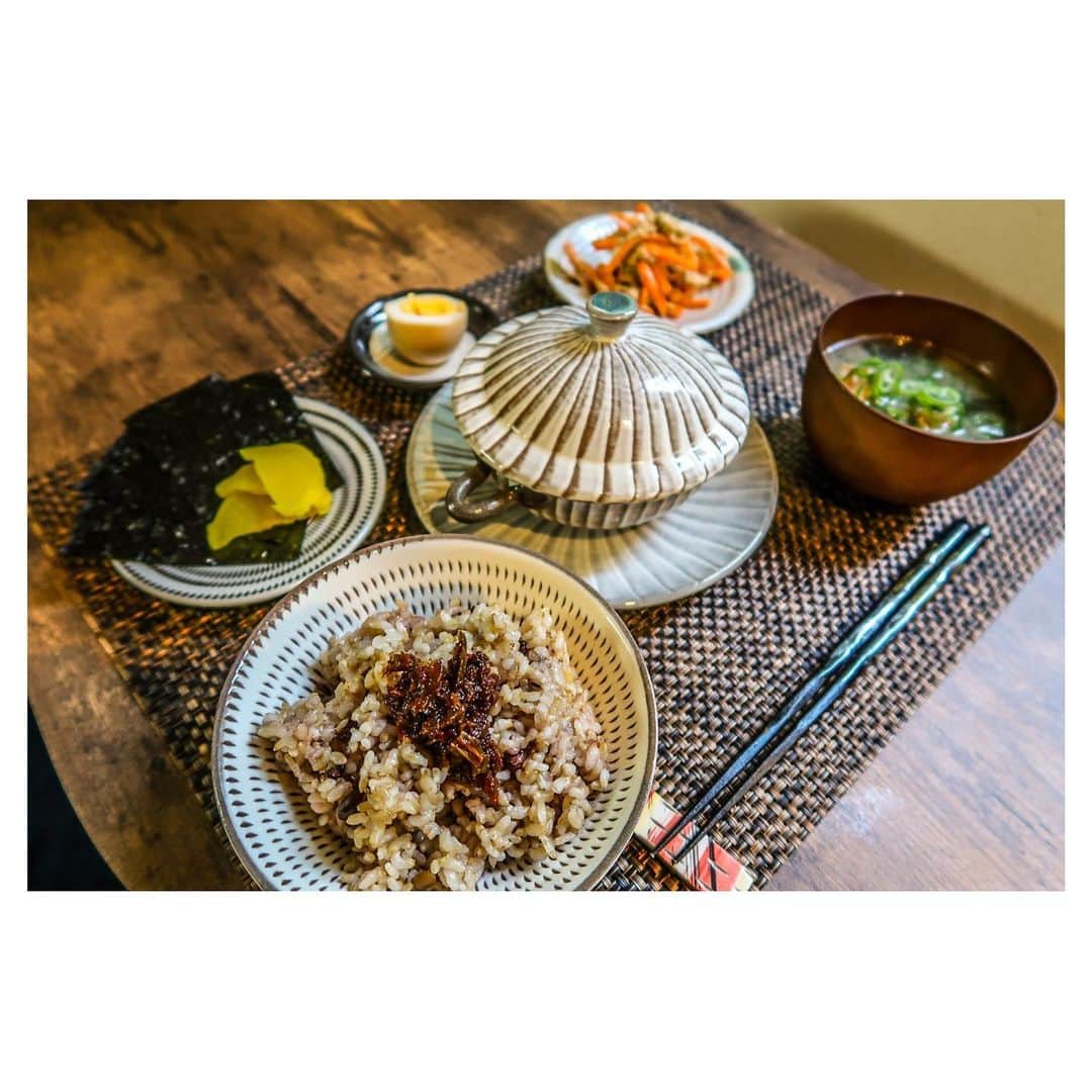 江口雅也のインスタグラム：「午後から撮影なので、おうちで ゆったり朝ごはん😋 昨日から仕込んでいたので盛り付けるだけ👍  ・手羽先と大根ナスの甘辛煮 ・人参とツナのマヨマスター ・煮卵 ・海苔たくあん ・十五穀米セロリ辣油のせ ・小松菜味噌汁  手羽先が入っている器は　@hayakawa_koishiwara さんのロングセラーのココット。 初めて使いましたが、めちゃくちゃ可愛い✨ 是非手に取って見てほしい器の一つです😊  3枚目の有明海苔は僕の高校の友人　@nishida5 が作る海苔。 口の中で溶けていくのが特徴でめちゃくちゃ美味しいです🙌  popupの時にケイタリングで食べていただけるように思案中です✨ いや〜高校の時の成績ですが、彼と僕がクラスでビリから1番2番を毎回競っていたのは内緒です🤫 お互いよか大人になりましたな😂  #cooking  #cook #cookingtime  #cookingram  #料理男子 #自炊男子 #モデル飯 #小石原焼き #小石原焼を使おう  #東峰村 #器のある暮らし  #器を楽しむ暮らし  #器好き  #popup  8月26.27日 場所は　@heads_corporation」