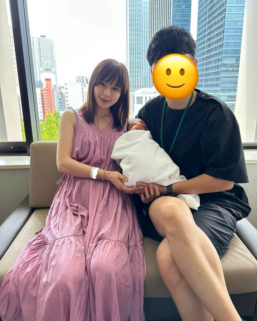 加藤未央さんのインスタグラム写真 - (加藤未央Instagram)「先日、第三子を出産しました🤱 母子ともに元気です😊  毎回妊娠をすると15kgくらい増えるのですが、臨月あたりになるとお腹が重いのか体が重いのかとにかく毎日苦しいので、出産してスッキリ！ 普通に立ったり座ったりできる幸せをひそかに感じています。笑  それにしても、新生児のかわゆさといったらたまりません。  発するニオイや音がこの世のものとは思えない、本当に特別な生き物。人間の赤ちゃんって無力のまま生まれてくるけど、その状態に寄り添える特別な時間を噛み締めたいと思います。☺️  #とりあえずベビちゃんに鼻をくっつけて深呼吸が日課」8月10日 10時45分 - mio.ka10