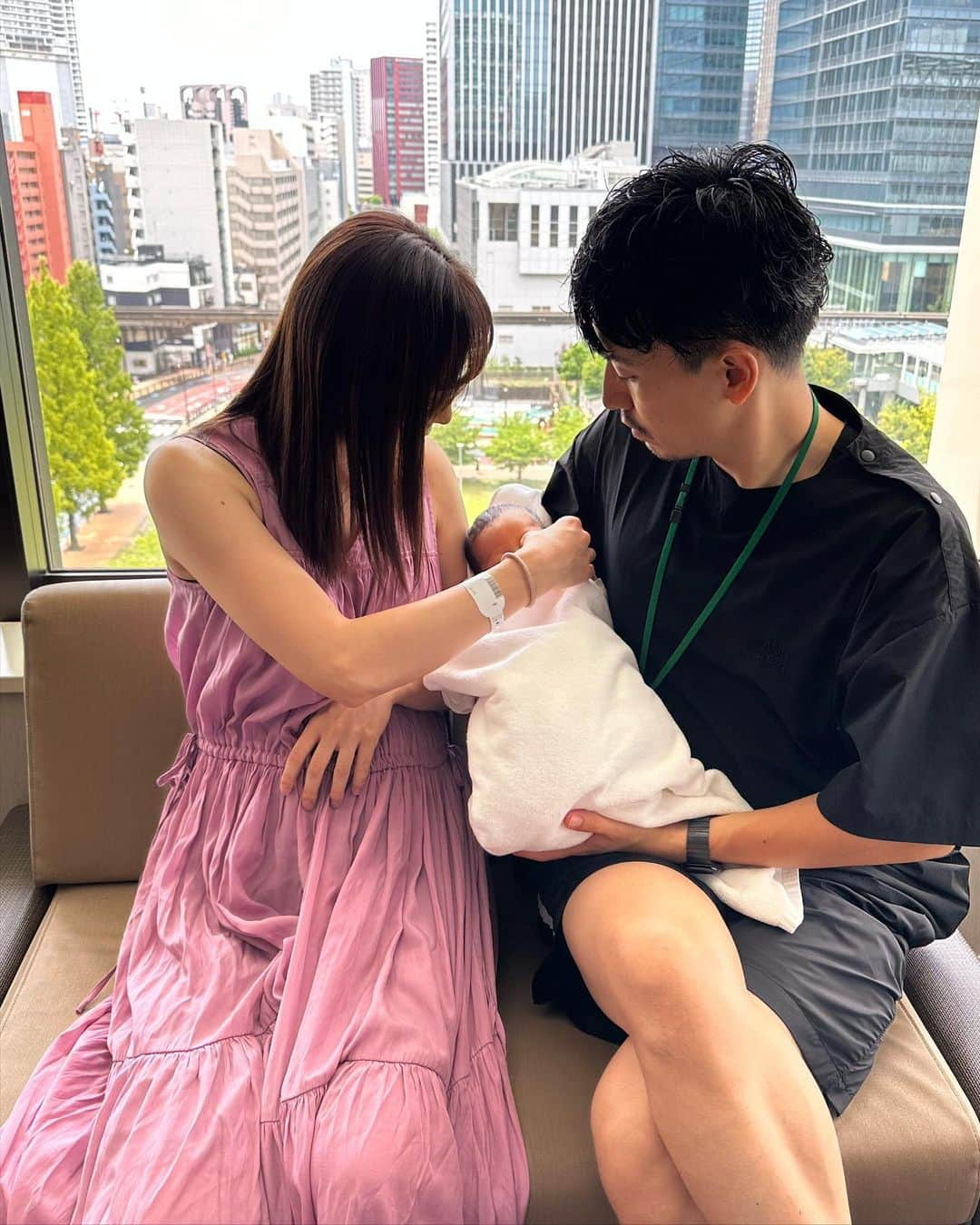 加藤未央さんのインスタグラム写真 - (加藤未央Instagram)「先日、第三子を出産しました🤱 母子ともに元気です😊  毎回妊娠をすると15kgくらい増えるのですが、臨月あたりになるとお腹が重いのか体が重いのかとにかく毎日苦しいので、出産してスッキリ！ 普通に立ったり座ったりできる幸せをひそかに感じています。笑  それにしても、新生児のかわゆさといったらたまりません。  発するニオイや音がこの世のものとは思えない、本当に特別な生き物。人間の赤ちゃんって無力のまま生まれてくるけど、その状態に寄り添える特別な時間を噛み締めたいと思います。☺️  #とりあえずベビちゃんに鼻をくっつけて深呼吸が日課」8月10日 10時45分 - mio.ka10