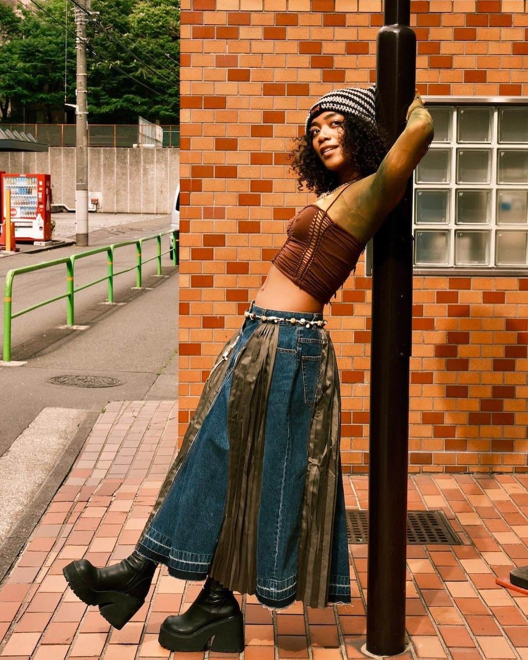 WWDジャパンさんのインスタグラム写真 - (WWDジャパンInstagram)「インタビュー：「サマソニ’23」出演のシンガーソングライターUMI　日米にルーツを持つ歌姫の素顔  シンガーソングライターのUMIは、1999年にアメリカ・シアトルで日本人の母とアメリカ人の父の間に生まれ、現在はロサンゼルスを拠点に活動している。UMIというアーティストネームは、日本語の“海”から名付けられたミドルネームが由来だ。日本では古くから伝わる“名は体を表す”という言葉通り、彼女の歌声は母なる海のように力強さの中に透明感や優しさも兼ね備え、波のように心に響いてくる。  UMIは世界ですでに高い評価を得ており、ブレイクのきっかけになった2018年発表の楽曲「Remember Me」は「スポティファイ（Spotify）」で1億4000万回以上再生されている。さらに「コーチェラ 2023（Coachella 2023）」をはじめ、ファレル・ウィリアムス（Pharrell Williams）やハー（H.E.R.）が主催する音楽フェスにも出演し、8月19～20日開催の「サマーソニック 2023（SUMMER SONIC 2023）」のステージにも立つ予定だ。  次世代の音楽シーンをリードする歌姫が先日来日し、気になるあれこれを根掘り葉掘り聞いた。そのチャーミングな性格と天真爛漫な人柄に隠れた、音楽とファッションへのこだわりとは。  ーーまずは、アーティストを志したきっかけから教えてください。  UMI：自分でもなぜだか分からないんだけど、幼い頃から喋ることや食べること、読むことと同じように、歌うことも自然な動作の一つだったの。歌手になって大勢の前で歌うことがずーっと夢で、2人の妹に床に座ってもらって、私がベッドをステージに見立ててよくパフォーマンスをしていたことを覚えているわ（笑）。あと、お医者さんになりたかったの。でも、私は今音楽で聴く人の心を癒していると思うから、それも音楽を使った一種のお医者さんかなって。  インタビュー全文は @wwd_jp プロフィールのリンクから  PHOTO：RYUSEI SABI  #UMI#アーティスト#シンガーソングライター#インタビュー#サマソニ#サマソニ2023#summersonic#summersonic2023#coachella2023」8月10日 10時47分 - wwd_jp