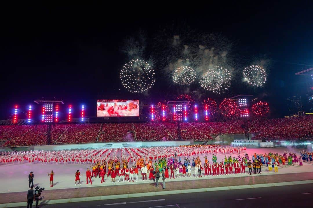 リー・シェンロンのインスタグラム：「A wonderful celebration of our nation’s 58th birthday at the Padang! 🇸🇬  This year’s theme “Onward As One” calls for all Singaporeans to look forward with confidence, and build our shared future as one united people. It is especially meaningful after we spent the last three years fighting the pandemic as a nation.   We will always have to face new challenges, but remember: we are defined not by adversity but by how we respond to it. It is our resilience and solidarity that has made Singapore what it is today.   I am confident that we will continue to stay strong and united. We have every reason to look to the future with hope, confidence and optimism. – LHL  #NDP2023 #OnwardAsOneSG  (Photos by me)」