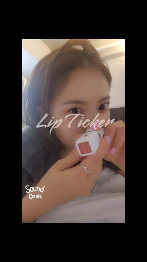 ユ・ハナのインスタグラム：「[영상은 자막대신 목소리로 넣어보았어요. 제 목소리가 싫으시다면 과감히 음소거..🙊 그럼 제품설명은 못 들으시는거에요😭]  입술색 없어진 내얼굴 누구보다 잘 아니깐. 아이라이너 그렸는데 입술컬러 없으면 왠지 못생긴거 뭔지 아니깐. 쌩얼에 입술까지 안바르면  이제 낯빛안 좋아보이는거 슬프지만 인정하니깐. 수시로 거울보며 틴트, 립글로스,립스틱 바르고 또 발랐던 그 신경쓰였던 시간은 이제 다른데 쓰세요!  24시간 롱래스팅에, 워터프루프 이기도하죠.  손톱에 봉숭아 물들이듯, 이제 입술에 24시간 물들이기!   전 002번/003번 을 사랑해요!  좀 더 진하게 원하시면 입술에 얹는 시간을 조금 오래!   이제,  밖에서도 립밤정도만 챙겨다니세요💋 컬러는 립티커가 신경쓸게요💋  오늘부터, 일요일까지! 12시 전 주문은 당일배송이구요! 어제새벽 부터 수량이 많이 빠져서 일요일전에 마감될 수도 있을 것 같아요오오   그럼,♡ 우리가 제일빠르게 핫아이템 접수해야니깐 프롬하나스토어로 얼른 =3 가셔야해요오오!」