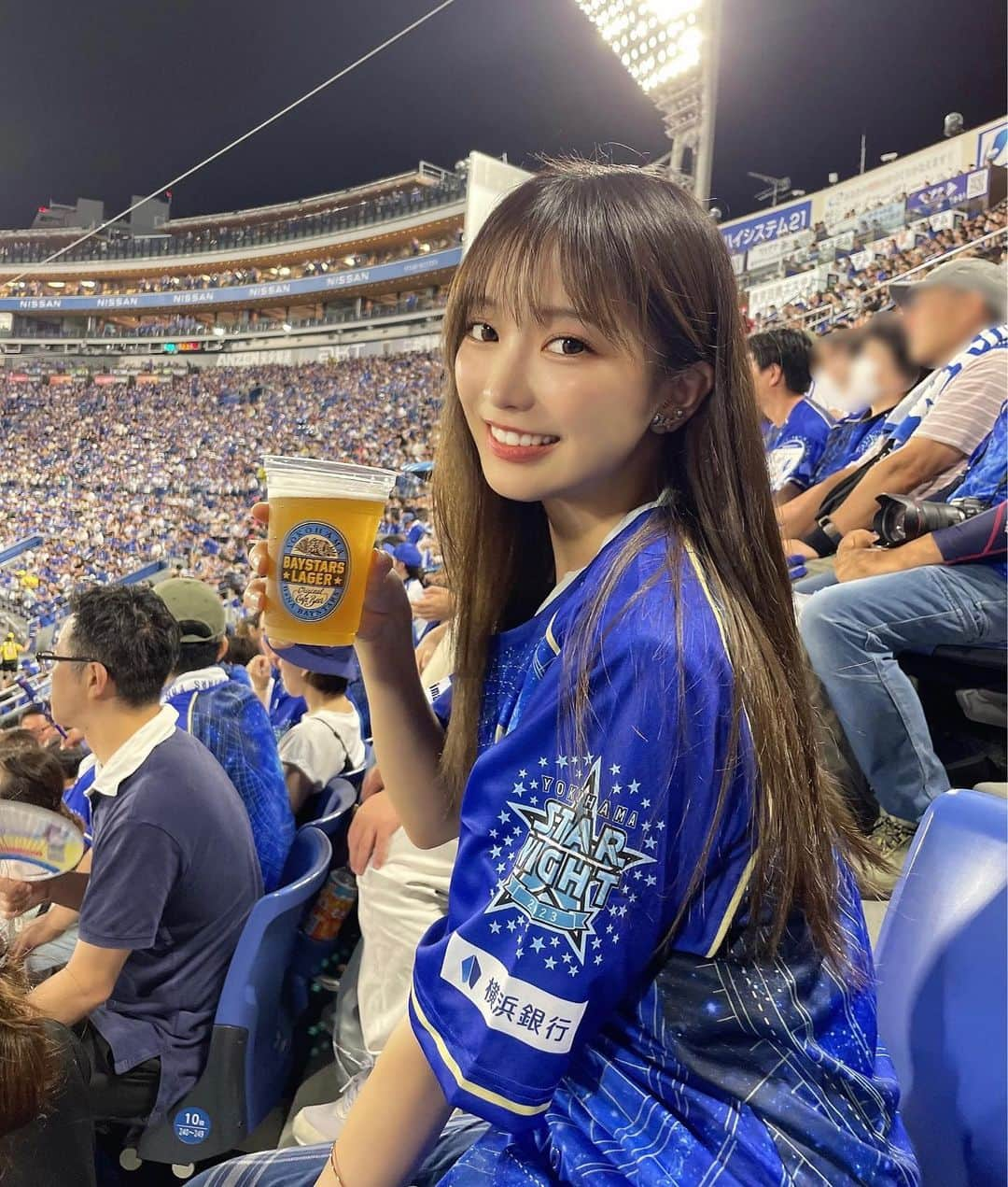 吉沢朱音さんのインスタグラム写真 - (吉沢朱音Instagram)「おはよう🍺 ビール全然苦手なんやけど雰囲気でいけた☺️笑 . 球場で野球観戦は数年ぶり。 誘ってくれた、ゆかに感謝です🙏✨ そして昨日は8月9日、野球の日でした(たまたま)⚾️ . 今日も頑張ろうねー！！！ . . . #野球 #野球観戦 #野球女子  #横浜スタジアム #baseball」8月10日 10時56分 - nesomagic72