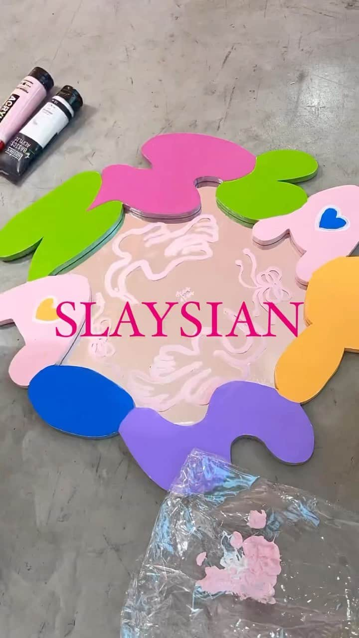 ユウキのインスタグラム：「Exhibition 🩷🐲“SLAYSIAN“🐲🩷 w/ @hitomi_1054   アジアをテーマに、 SLAY（成功、相手を倒す）+ASIAN（私たちのアイデンティティ！） ＝SLAYSIAN（レペゼンアジアのクリエイティブはみんなを倒す魅力があるんだぞッ♡） というポジティブで強気な視点で、それぞれ作品を作ったよ❤️‍🔥  このミラーは2人で共作💞 映る人を祝福するイメージで！自撮りに最適❤️‍🔥❤️‍🔥❤️‍🔥  お互いに初めての合同展だけど、かなりグルーヴ高くて激アツな映え空間になってる💞💞💞😈  わたしが在廊できる時間が限られちゃうけど、ひとみちゃんはほとんどいてくれるよー！わたしの予定もストーリーズのせるね☺️10日間やっているから、ぜひ何度でも足を運んでおくれ〜🩷  日時：8/11(fry)-20(sat)  11:00〜20:00 （最終日は18時まで）  場所：Experiment 〒150-0041 東京都渋谷区神南１丁目９−７  #slaysian #asiangirls #asianartist #acrylicpainting」