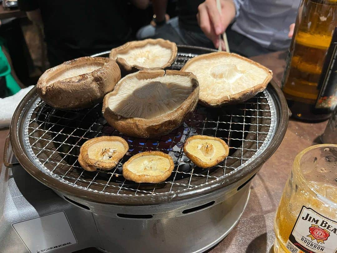 杜このみのインスタグラム：「東海地区での細川一門コンサート💐 昨日は岡崎でのコンサートでした。 たくさんのお客様にご来場を賜りまして、ありがとうございました。 このみファミリーの皆さまのお顔もステージから見えて、とても心強く、有り難かったです☺️💐 終演後は、師匠の細川たかしさんが、焼肉に連れて行って下さり、 スタッフの皆さん、一門のみんなで焼肉を頂きました🥰 弟子の中では長女なのですが、実はスタッフさんを含め、一門でお酒が飲めないのは私だけなんです…。笑 （酒屋の娘なので、お酒の知識は人一倍あるんですけどね🤣笑） なので、昨日はスタッフさんに混ぜてもらい、静かにお肉と椎茸を頂きました☺️✨笑 肉厚椎茸のサイズ感にビックリでした☺️💐 #細川一門 #岡崎 #コンサート #打ち上げ #焼肉 #椎茸 #みんなお酒好き #一人だけ烏龍茶」