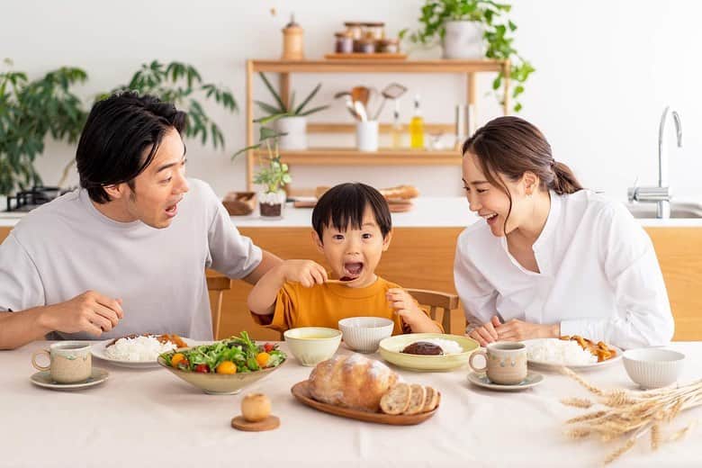 本多麻衣のインスタグラム：「幼児食Kidslation @kidslation さんの広告に出演しております😌  ありそうでなかった幼児食👦🏻👧🏻🍽 幼児期って長いし、味付けも変えたりと意外と大変🫠  栄養バランスの良い保育園の給食ベースだったら、手抜き感もなく、むしろ食べてもらいたい😆✨我が家もお世話になってます😌  4歳のお子さんを持つ共働きのパパさんが開発したからこその説得力👨🏻✨ ぜひその想いを綴られたインスタも見てみてください😇  ちなみに、我がリアルファミリーでの撮影でした👨‍👩‍👧‍👦 息子は嫌な顔せず終始楽しく写ってくれて、やるな！と思いましたとさ🤣✨  一足お先に幾つかの保育園にチラシが配られているかと思います😌オススメです！ぜひ試してみてください😆✨  #kidslation #キッズレーション #幼児食 #ありそうでなかった #保育園の給食メニュー #保育園 #幼稚園 #リアルファミリーモデル #娘妊娠中の時」
