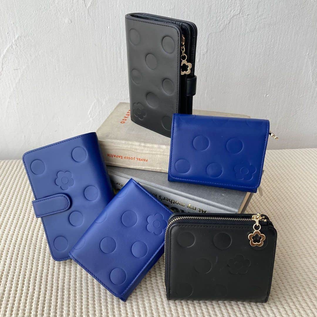 MARY QUANT officialのインスタグラム：「- #ドットエンボスLウォレット #ドットエンボスウォレット #ドットエンボスミニウォレット #ドットエンボスカードケース - #MARYQUANT #2023AUTUMN #NEWITEMS #FASHION - #マリークヮント #ウォレット #財布 #お財布 #ミニ財布 #カードケース」
