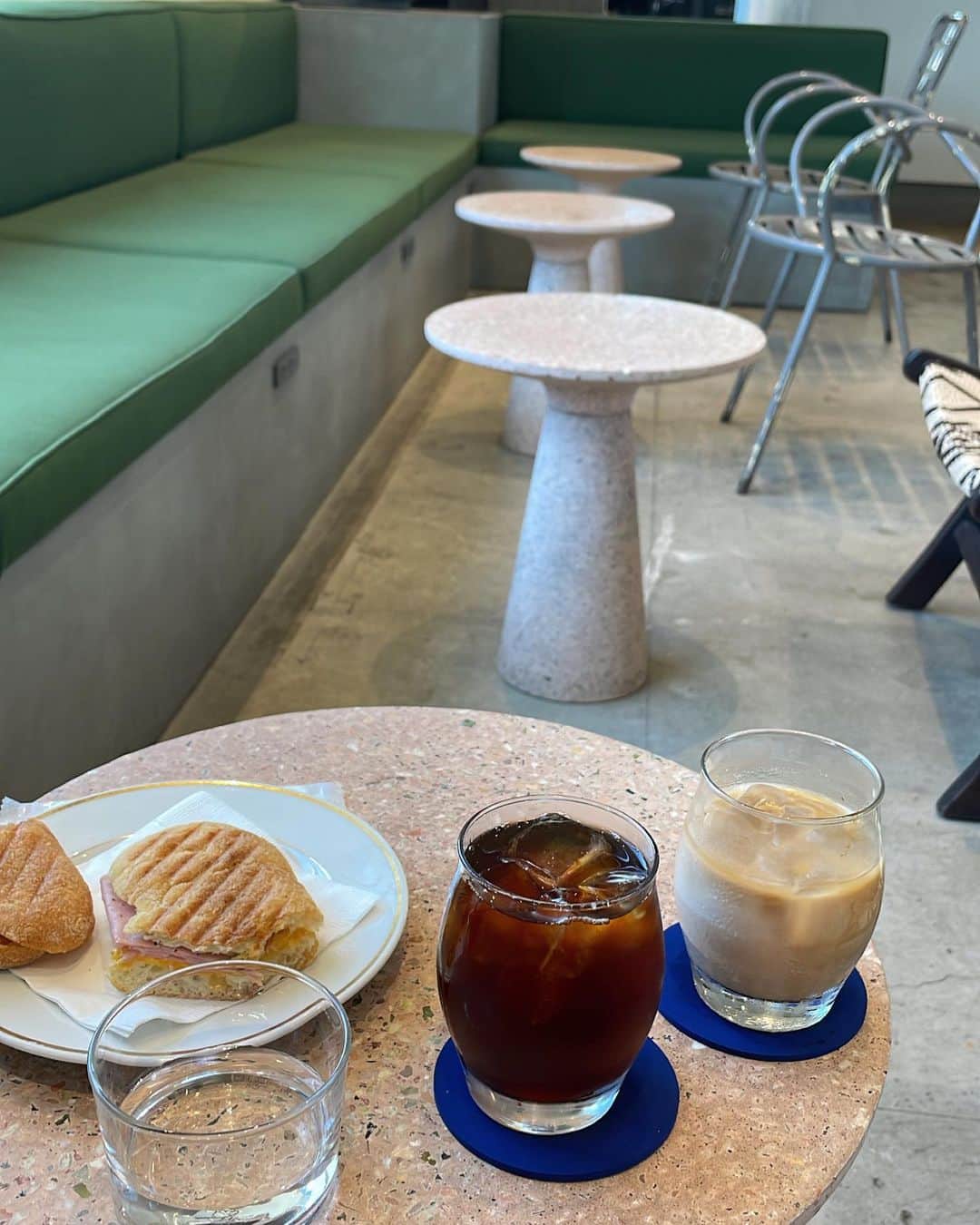 前田亜美さんのインスタグラム写真 - (前田亜美Instagram)「. 最近食べた美味しいものたち🍩☕∗*ﾟ. . . カロリーは高ければ高いほど美味しいのよね ¨̮ )/笑. . . 私は基本食べたら歩いたり動くようにしてます😙. 好きな物食べてる時が最高に幸せなのー🕊 ͗ ͗〰︎︎♡. . . コーヒーも大好きでブラックで飲む時もあるけど 1番はLatteが好き。 オーツミルクに変更出来るところが増えて嬉しい♡. .  #東京カフェ   #カフェ  #カフェ巡り   #自由ヶ丘カフェ  #自由ヶ丘」8月10日 11時18分 - ami___maeda0601
