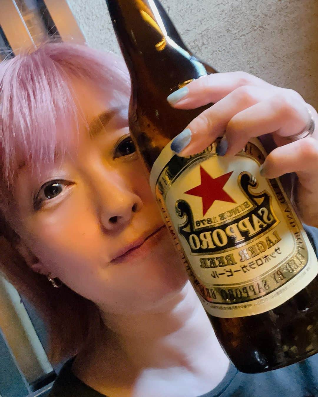 石田燿子さんのインスタグラム写真 - (石田燿子Instagram)「KAKO♪ぴょんと久しぶりにリアル飲み（昼間） 「ここは生ビールもいいけど赤星だよ🍺」とKAKO♪ぴょん師匠がいうので笑 最高でしたよ🙈🙈✨  受験生まんまるは息抜きということで、いせや初参戦🤣  KAKO♪ぴょんからかわいいブレスレットをお揃いでもらいました💛ありがとう💛  またあんまり日にちがあかないうちに飲みたいな」8月10日 11時19分 - yokonti