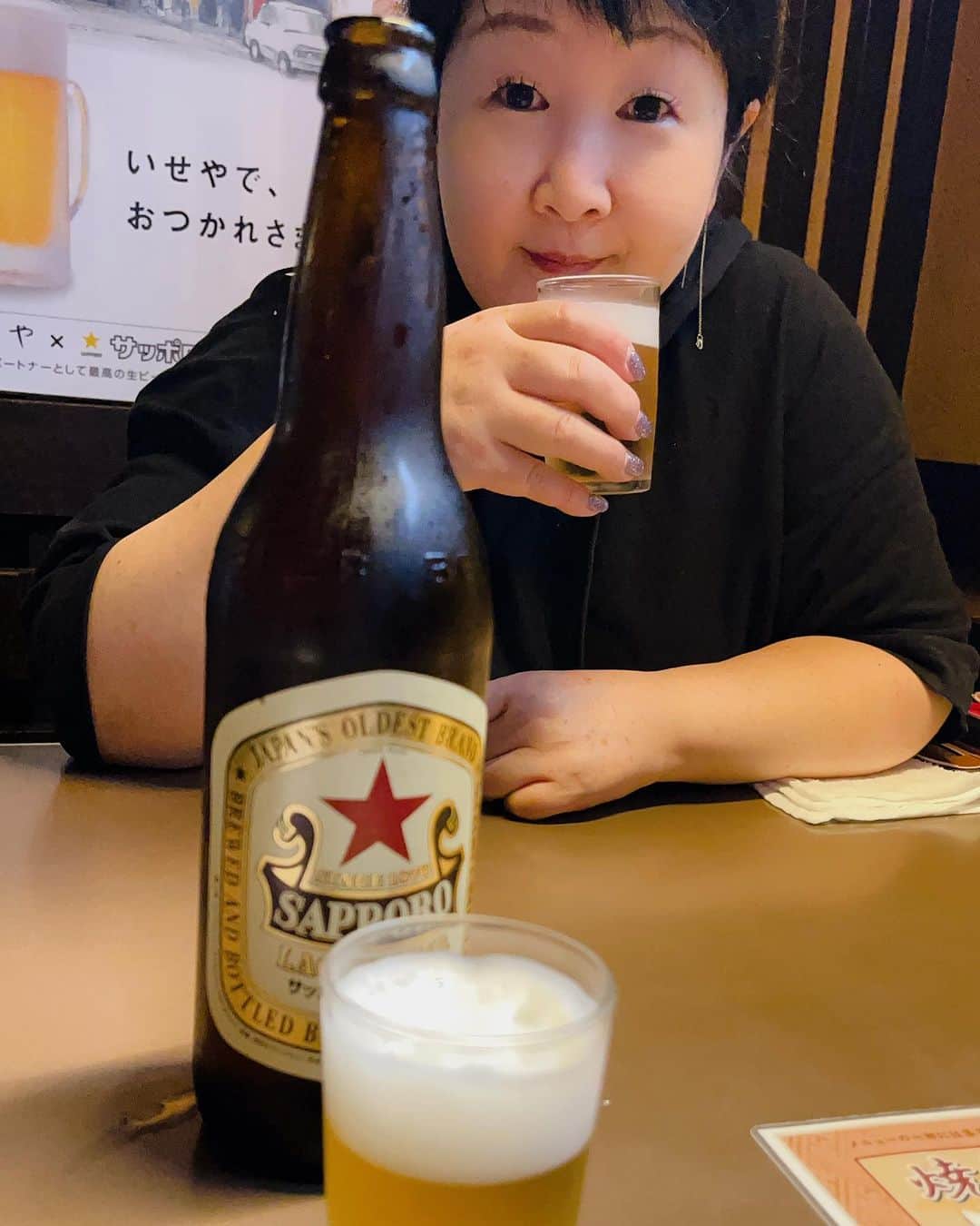 石田燿子のインスタグラム：「KAKO♪ぴょんと久しぶりにリアル飲み（昼間） 「ここは生ビールもいいけど赤星だよ🍺」とKAKO♪ぴょん師匠がいうので笑 最高でしたよ🙈🙈✨  受験生まんまるは息抜きということで、いせや初参戦🤣  KAKO♪ぴょんからかわいいブレスレットをお揃いでもらいました💛ありがとう💛  またあんまり日にちがあかないうちに飲みたいな」