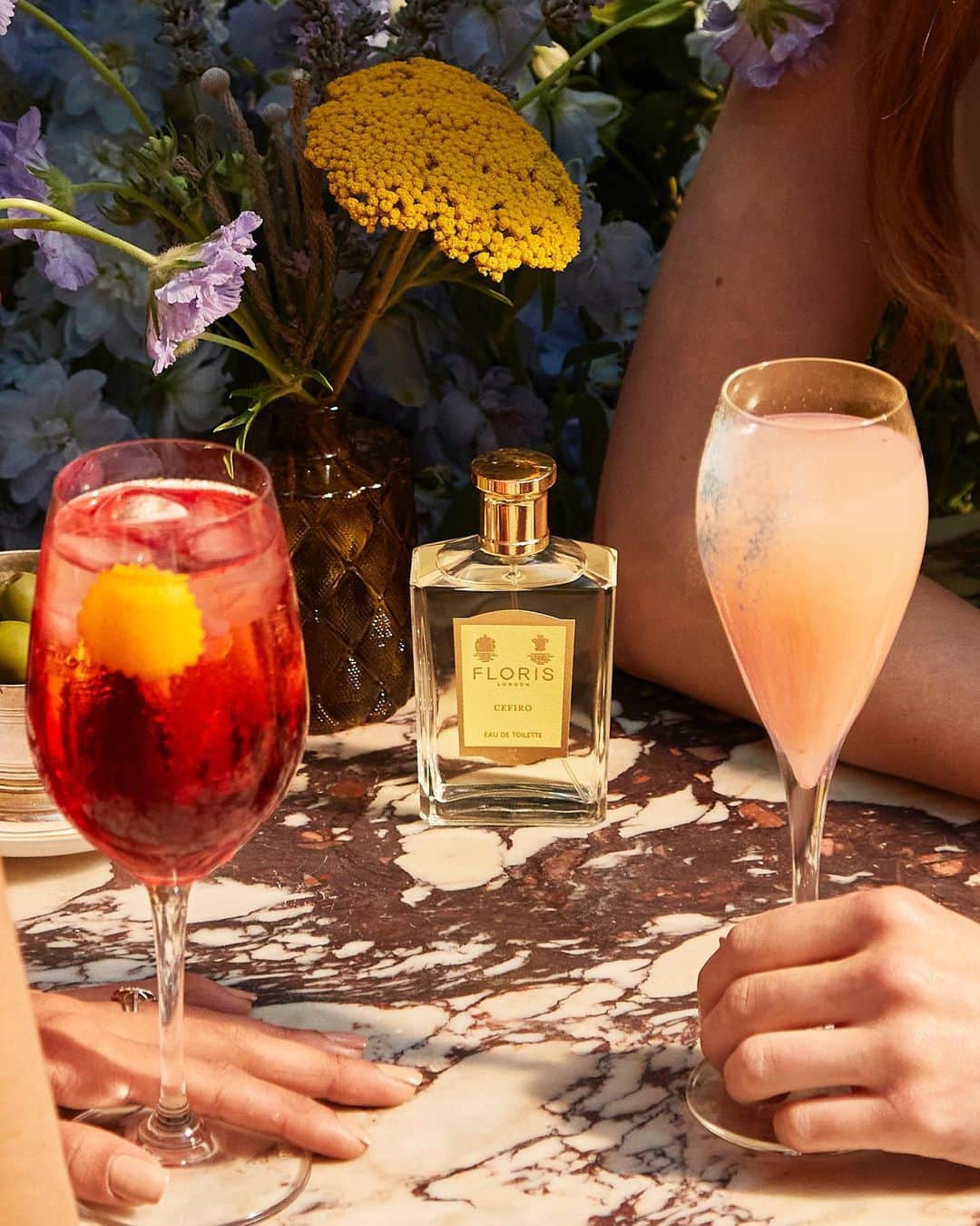 フローリスのインスタグラム：「Celebrate the summer season as 34 Mayfair transport guests to the Mediterranean in partnership with @florislondon 🌸  With abundant floral artistry inspired by Floris London’s ‘Cefiro’ scent, delightful limited edition cocktails that emulate it’s citrusy and botanical top notes, and a delectable ‘Floris Fruits’ panna cotta with Rosé jelly – there’s something to savour at every step of your dining experience 💫  Click the link in bio for reservations.  #34Mayfair #TheEssenceOf34」