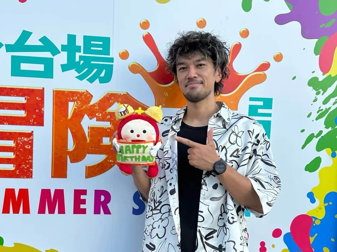 横山祐介さんのインスタグラム写真 - (横山祐介Instagram)「🥁2023.8.10⏰ お台場冒険王 2023 SUMMER SPLASH! めざましライブ  <Set List> M1.恋だろ M2.空に笑えば M3.フレンズ M4.大丈夫 M5.リバイバル feat. asmi  wacciの初めざましライブにリアル&ヴァーチャルで参加してくれたみなさんありがとうございました！  暑い中だったけどみんな元気だったね〜。 asmiちゃんと再び「リバイバル」を歌えたのもめちゃくちゃ楽しかったな。  そして今日は誕生日ということで、みなさんからお祝いしていただきました🎊  この日に生まれて良かったー！  #wacci #asmi #めざましライブ #お台場冒険王 #gretschdrums  #meinlcymbals  #promarksticks  #evansdrumheads  #drums #drummer #drumlife  #drumuniversity #drumstagram」8月10日 22時09分 - yan_drums_wacci