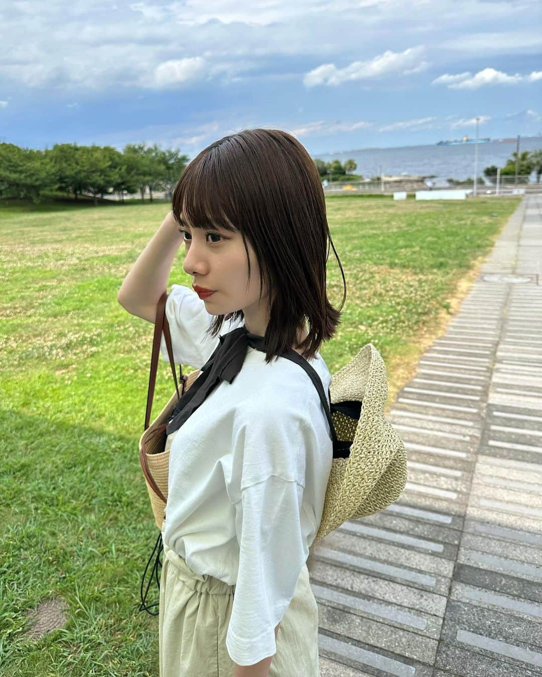 まるさんのインスタグラム写真 - (まるInstagram)「ㅤ 横須賀の海！🌊🩵ㅤ 眺めが良くて癒されたな〜 ㅤㅤ とにかくあちー日だったので  @acnestudios の白Tに  @hinari_official のナイロンスカートを 合わせて夏っぽく爽やかに🥹☀️  新作ナイロンスカート、ベージュはウエスト部分の紐が ブラックになってて可愛くない？🥰♡ ㅤ サンプルの関係でこの日はFREEを着てたんやけど やはりちょい丈長めでギリギリだったので わたしより低身長さんはSをおすすめしたい🥹✌🏻笑 ( 8/18 12:00- release 🤍) ㅤ @kastane の麦わらもアクセントになって 可愛かったーー！👒 前でリボン結びおすすめ🎀 ㅤㅤ #hinari #hinari_code #153cmコーデ #低身長コーデ ㅤ」8月10日 22時09分 - marumaru1530
