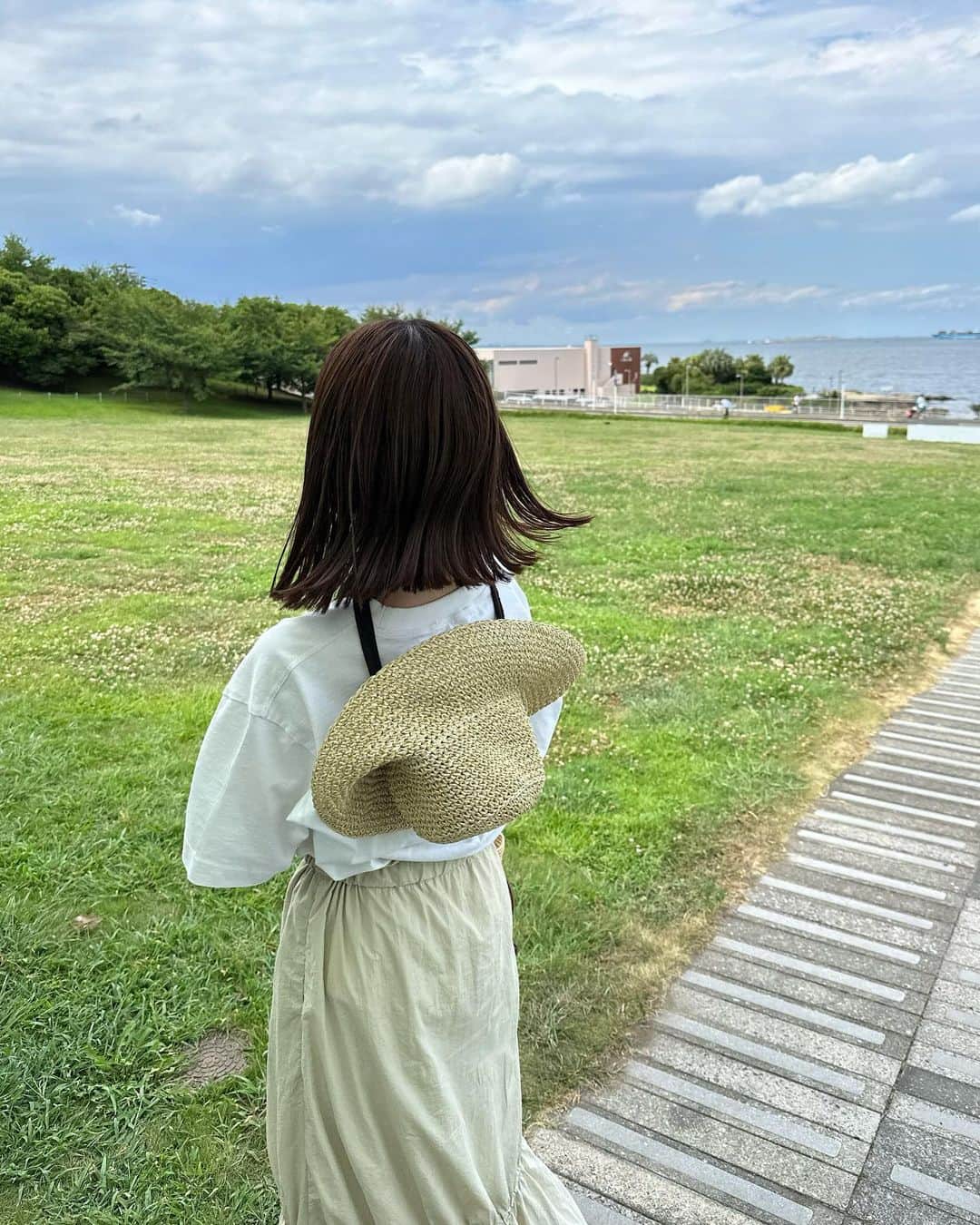 まるさんのインスタグラム写真 - (まるInstagram)「ㅤ 横須賀の海！🌊🩵ㅤ 眺めが良くて癒されたな〜 ㅤㅤ とにかくあちー日だったので  @acnestudios の白Tに  @hinari_official のナイロンスカートを 合わせて夏っぽく爽やかに🥹☀️  新作ナイロンスカート、ベージュはウエスト部分の紐が ブラックになってて可愛くない？🥰♡ ㅤ サンプルの関係でこの日はFREEを着てたんやけど やはりちょい丈長めでギリギリだったので わたしより低身長さんはSをおすすめしたい🥹✌🏻笑 ( 8/18 12:00- release 🤍) ㅤ @kastane の麦わらもアクセントになって 可愛かったーー！👒 前でリボン結びおすすめ🎀 ㅤㅤ #hinari #hinari_code #153cmコーデ #低身長コーデ ㅤ」8月10日 22時09分 - marumaru1530