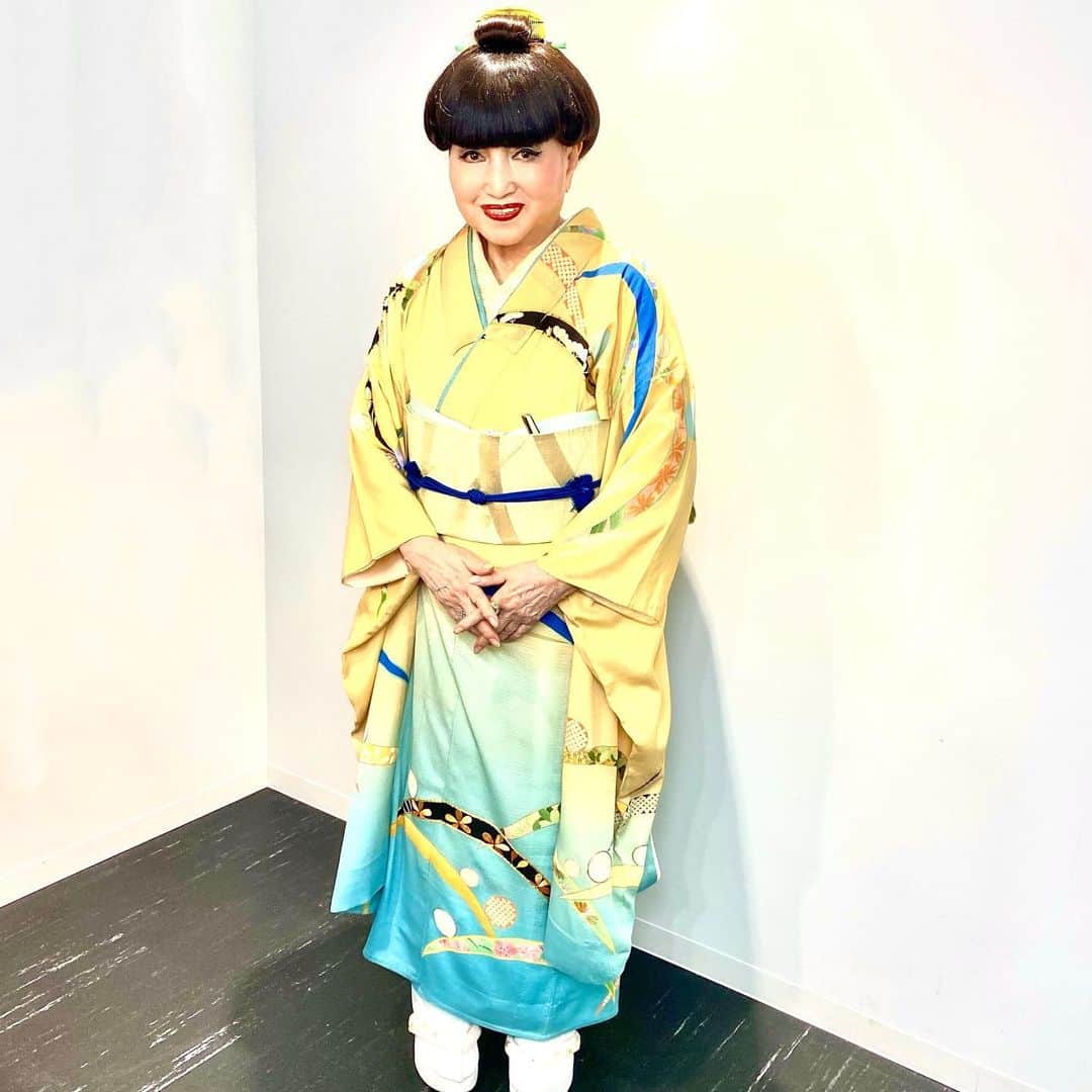 黒柳徹子さんのインスタグラム写真 - (黒柳徹子Instagram)「今日は「日立世界ふしぎ発見！」の本番２本。最初のお着物は、露芝模様に手書や刺繍など様々な技巧で花模様が描かれた昭和初期の絽のお振り袖です。２枚目は露芝に桔梗やオミナエシ模様の絽のお着物です。」8月10日 22時10分 - tetsukokuroyanagi