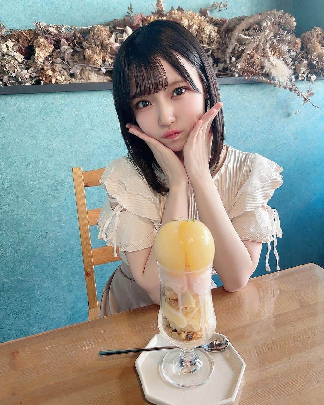 岩田陽菜のインスタグラム：「ももパフェ🍑🍨🤍  丸ごとももは贅沢⸝⸝- ̫ -⸝⸝✨️✨️」