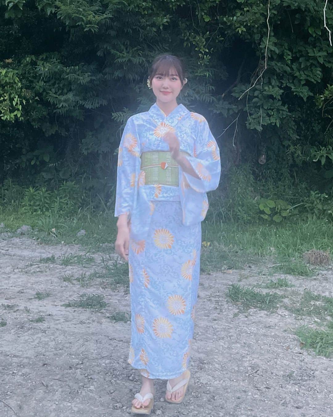 江口紗耶のインスタグラム：「・  ヤンマガオフショット！  夏に浴衣着れたの嬉しかった！ メンバーカラーを意識した浴衣が素敵🌼  #beyooooonds #江口紗耶 #ヤンマガ #浴衣」