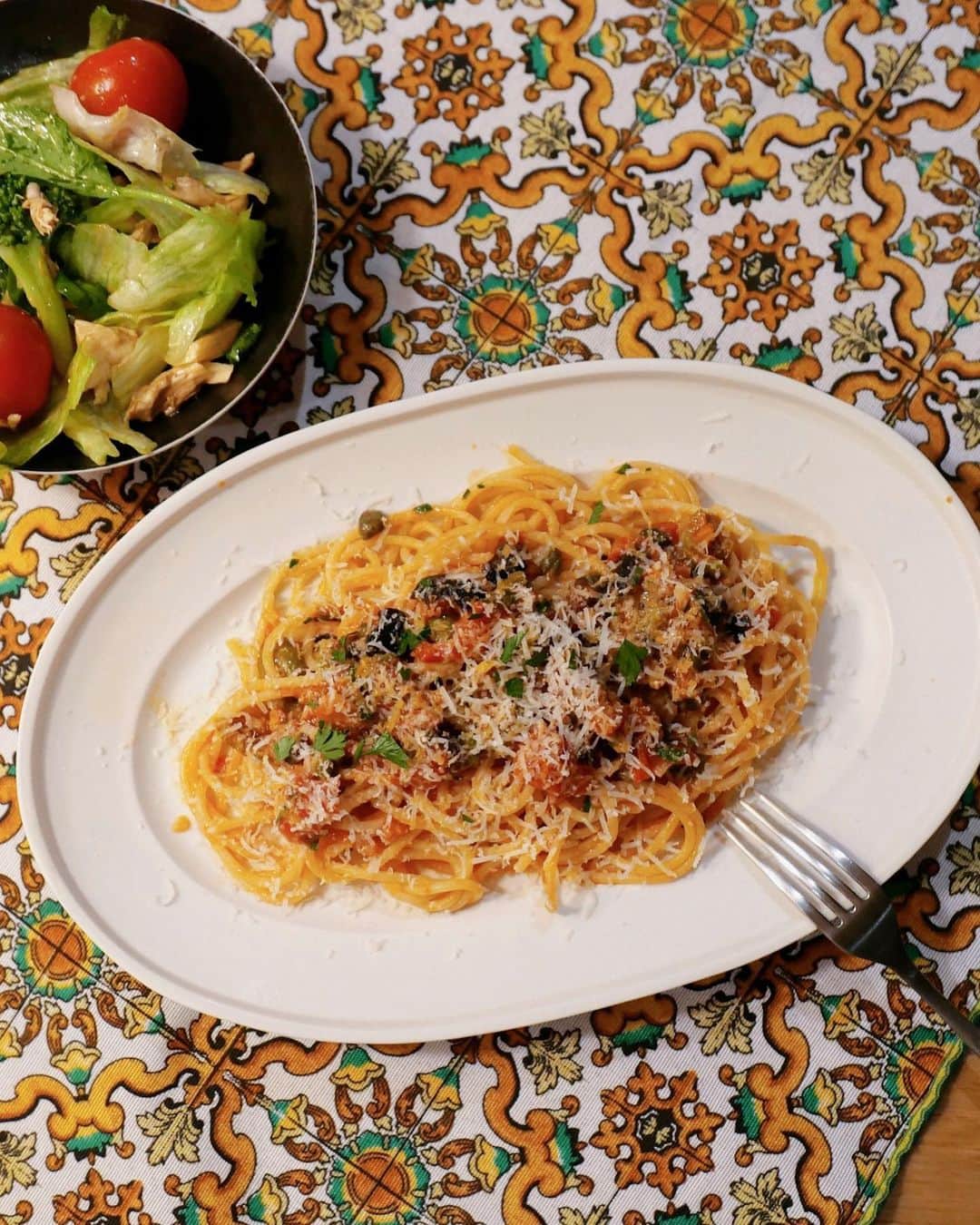 滝沢カレンのインスタグラム：「とある夜ご飯です🍝  パスタ大ハマり時代に突入しています🫠(1人で)  一度好きが集中するといてもたってもいられないほどに、それしか見えなくなり頭の中を覆うので他のご飯を考えることすら分からなくなるんです🤦🏼‍♀️ 不便な体質です。  今回は、特殊食材部隊のブラックオリーブ(黒い実のオリーブ)と平常運転の緑オリーブをたくさん連れてきたトマトパスタという名もプッタネスカとう名前です🍅  胃への刺客にんにくをはじめ、 知ってる人しか知らないケーパーや、アンチョビという塩漬け魚をいれます。  そして色付けに明るいトマトソースをいれて、 イタリアンパセリを優雅に振り掛ければ出来上がりです☺️  大きな具材はなく、小粒食材だけでのし上がる努力の塊のようなパスタ🍝です🍅」