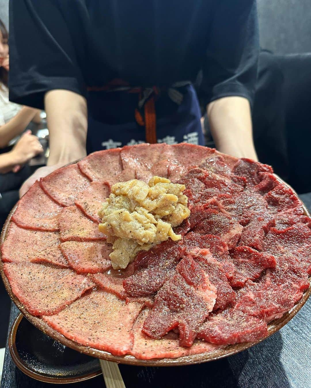 YURIKAさんのインスタグラム写真 - (YURIKAInstagram)「🥩🍖🥩🍖  友達に誘って頂いて 暴飲暴食に行ってきました✨  暴食コース7900円のみ！ そしてドリンクが90円という破格さ💖  ●山盛り白菜キムチ ●塩三種盛り合わせ（タン、サガリ、ミノ） ●焼き野菜（ピーマン、ナス） ●ねぎ塩暴食カルビロース ●特製だれ暴食カルビロース✖️2 ●〆の冷麺  塩の三種盛りがいつもより ちょっと薄味だったけど 全部安定に美味しかった！🤤✨  まるちゃん全員のカメラに向かって 素敵な笑顔をありがとう🥰 @islands.maru   すっごいどうでもいいんだけど 今まで広尾は港区だと思ってたけど 渋谷区なんだって🥹  #焼肉 #暴飲暴食 #渋谷 #広尾 #広尾グルメ #東京グルメ #東京焼肉 #広尾焼肉 #広尾ディナー #肉 #肉スタグラム #美味しいもの #美食 #タン #ミノ #カルビ #ロース #グルメスタグラム #食べログ #グルメ女子 #美味しいもの好きな人と繋がりたい #yakiniku #tokyo #meet #yummy #genic_food #niku #instafood #foodie」8月10日 20時39分 - yurika__baby