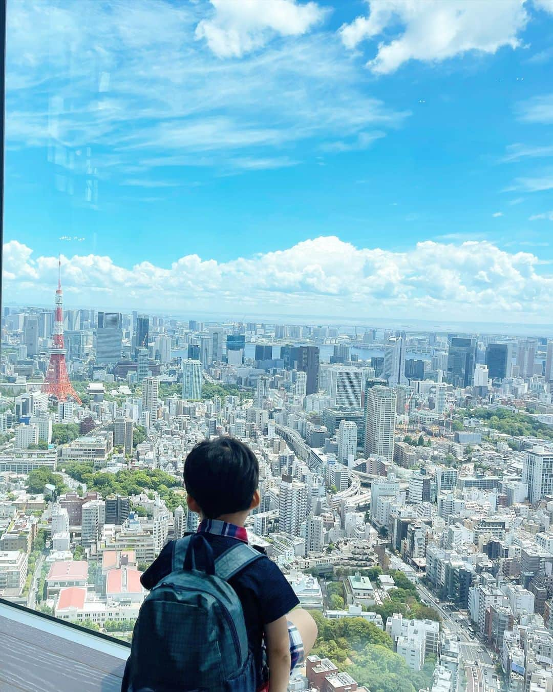 越馬千春さんのインスタグラム写真 - (越馬千春Instagram)「. 夏らしい雲と空が綺麗な日☀️☁️  久々に日本に帰ってきた親子と再会👩🏻👦🏻👦🏻❤️ この日を楽しみにしてた❣️❣️  ディズニー・アニメーション・イマーシブ・エクスペリエンス を見て @grandhyatttokyo でランチして 六本木の街を散歩👦🏻👦🏻👦🏻❤️  お友達と約20年来の付き合いになりました👩🏻👩🏻❤️ 来日中沢山の思い出を作りたいです✨😍  #夏休み#夏休み2023#六本木#六本木ランチ#グランドハイアット#オークドア#ディズニーアニメーションイマーシブエクスペリエンス#男の子ママ#👩🏻#ママライフ#ママ#育児日記#年子育児#年子兄弟#年子兄弟#4歳男の子#2歳男の子」8月10日 20時42分 - chiharukoshiba