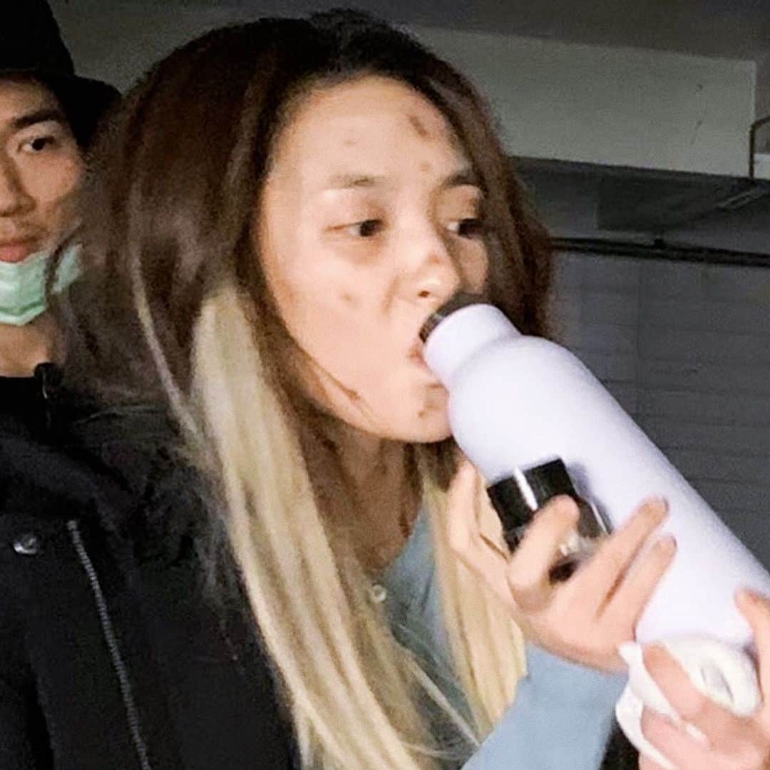 ジングルワンのインスタグラム：「： 真的好希望全球的 @netflixtw 觀眾都可以好好欣賞子晴媽媽美妙的妝容⋯  @marrymydeadbody」